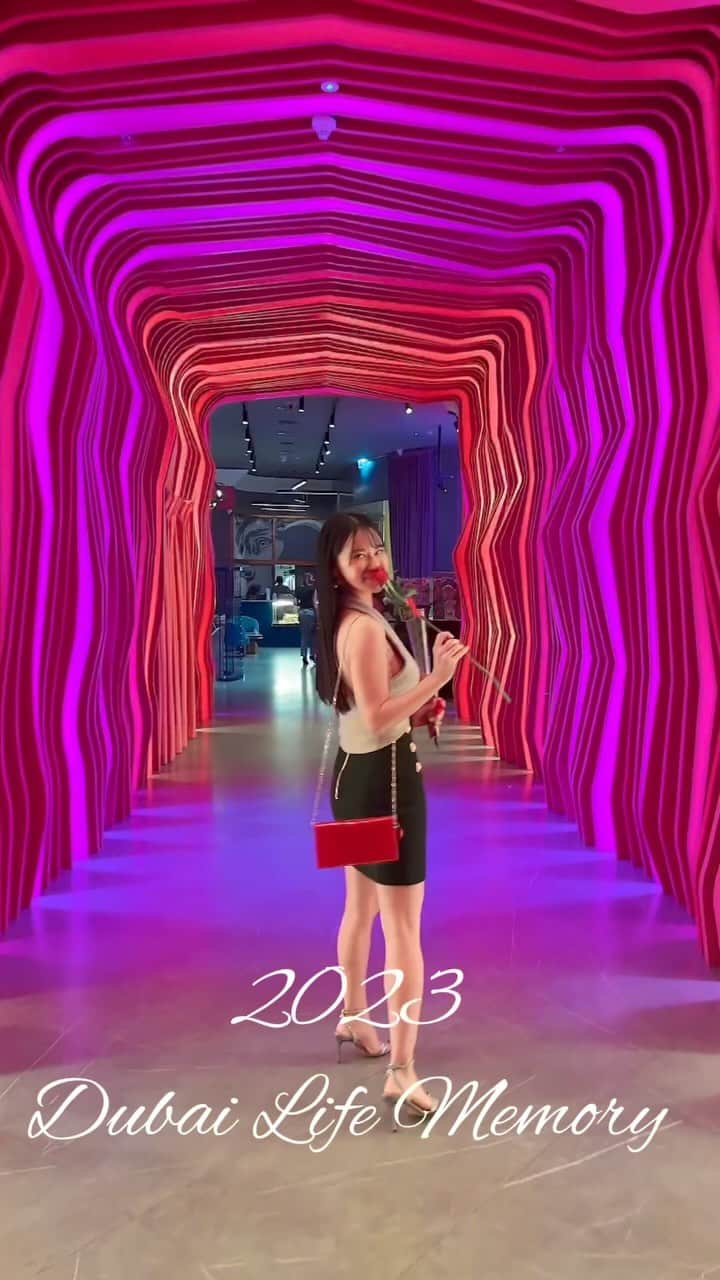 七尾エレナのインスタグラム：「Dubai Life Memory 2023❤️  2022 12月〜ドバイに移住してからの 丸1年の思い出をギュッと！ 1本の動画にまとめてみました✨  東京で10年以上かけて築いた 人脈やコミュニティをすべて手放し 友達が1人もいない UAE Dubaiへの移住を決断したのは  人生経験、キャリア、語学、子育て すべてにおいてステップアップをしたかったから。  コロナの影響で 仕事のほとんどがオンラインに変わって リモートでも会社を経営できると確信した昨年 思い切ってドバイ移住に踏み切りました。  そしてこの1年間は過去最高に 充実して、成長できて、幸せな1年でした😭🩷 本当に、本当に最高だった… 勇気を持って移住して、本当によかった。  日本で培った固定概念を壊すことからスタートして 多様性を受け入れ、リスペクトし そこから更に新しい価値観を自分の中で生み出す作業を 何度も何度も繰り返した まさに破壊と創造の1年でした。  その中でも、最も影響を受けた価値観は ドバイの「ナニー、メイド文化」 一定の所得以上の世帯は当たり前に ナニーさん(シッターさん)やメイドを雇用し 同じ家に住まわせ、育児や家事のサポートを フルタイムでしてもらう。  それによって女性は子供を産んでも 好きな仕事をして、趣味を楽しんで 独身の頃と変わらないオシャレをして お友達と会ったり、パーティーやクラブに行ったり 自分の人生を謳歌することができる。  日本ではタブー視されている生き方すらも 当たり前に肯定してくれるこの街に住み そんな生き方があったんだ！ もっと私らしく生きて良いんだ！と 自分自身を解放することができました。  日本だけの価値観だけで生きると 時に生きづらさを感じていたけど ドバイに住んで新しい価値観にたくさん触れて 私に合った国で、私らしい生き方で この先も生きて行こうと心に決めた年でもありました。  そう決めてからは、 プライベートだけでなく仕事も一気に上手くいき 2023年3月に立ち上げた化粧品事業は 1年経たずして大きな利益を生み出し たくさんの有名なメディアにも 取り上げられるブランドとなりました。  ドバイから完全にリモートで 日本の化粧品ブランドを立ち上げ運営することって 意外とできちゃうものなんだ！って それも新しい発見でした。  友達0人だったドバイ。 今ではたくさんの素晴らしい友人ができて 友人たちの支えのおかげで ビジネスも立ち上げられるようになって いまはドバイで新しい事業の立ち上げも頑張っています✨  この1年、本当にパワーアップできたな✨🥹 来年も更に幸せな1年になりますように！  いつも支えてくださってる皆様に 心から感謝の気持ちを込めて。  良いお年を❤️」