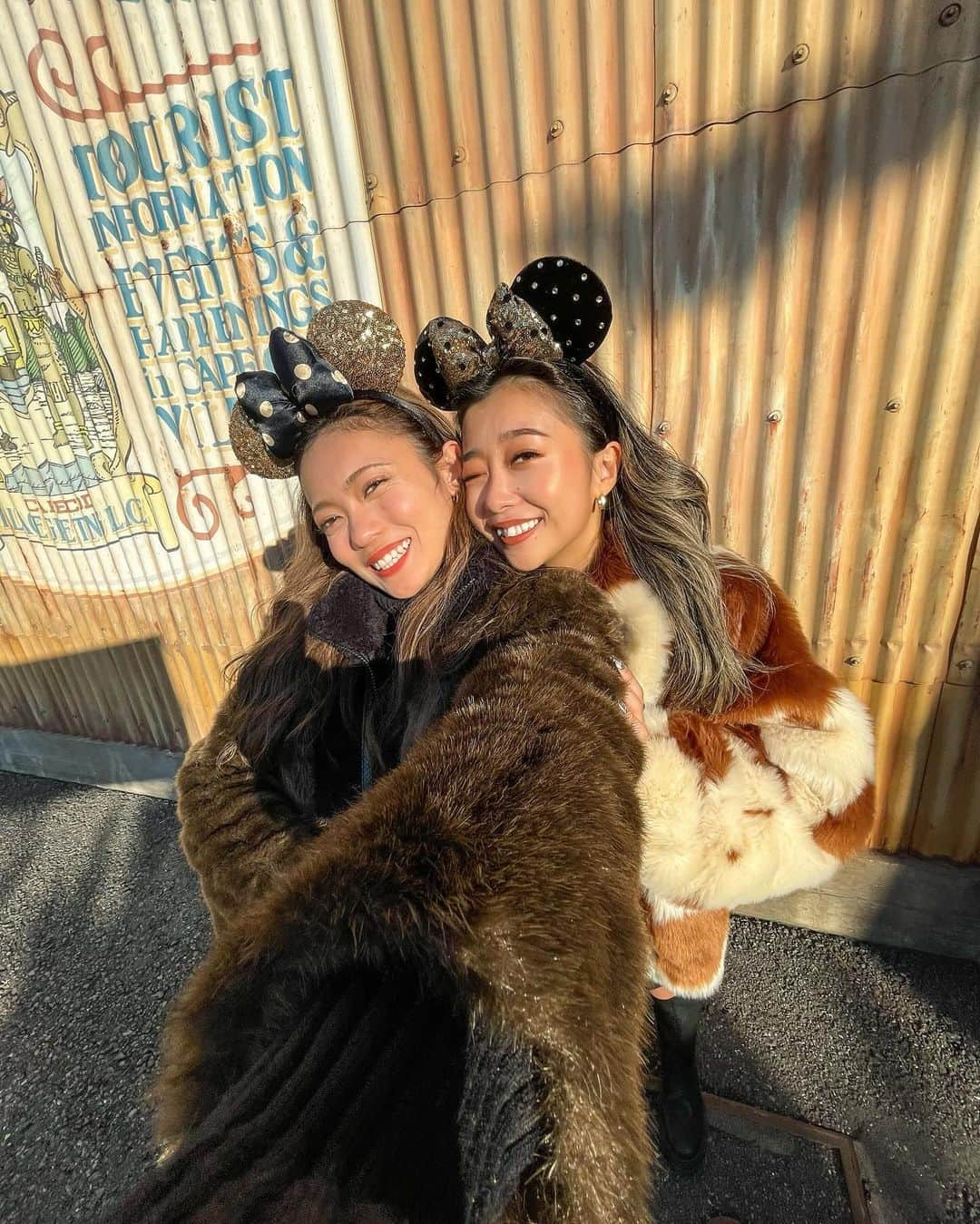 MISAのインスタグラム：「KARENとおそろコーデ👭🌋💙  年内ラスト投稿！Bye 2023👋🏽♡  outer/ @searoomlynn_official  pants/ @zara  boots/ @jeanasis_official   #disney#disneysea#tds#tokyodisneysea #outfit#ootd#fashion#me#twins#fyp #東京ディズニーシー#ディズニーシーコーデ」