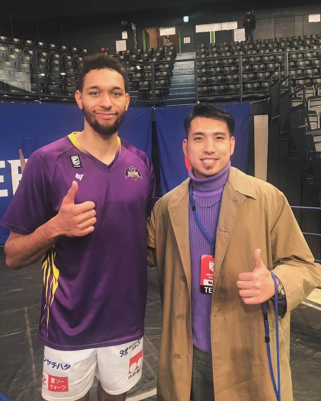 仲西淳さんのインスタグラム写真 - (仲西淳Instagram)「年内最後のライジングゼファーフクオカの試合へ🏀  ライジングゼファーフクオカはご存知の通り元職場で、対戦相手の山形ワイヴァンズは現役最後プレーをしたチームです🫶  思入れがあるこの2チームの対戦は面白かったです🔥  ブースターの方々と一緒にお話しをしていたらなんとライジング福岡時代の2010-11シーズンのポスターを頂きました✨  懐かしいメンバーとの思い出が蘇ってきましたね⤴️  試合は山形ワイヴァンズが逃げ切り勝利！  会場も子供達が沢山応援していて雰囲気も最高でした⤴️  #ライジングゼファーフクオカ　#山形ワイヴァンズ　#仲西淳 #NBA #育成コーチ　#ライジング福岡　　#bleague #バスケ　#coachJ #TeachmecoachJ #バスケットボール　#basketball 　#バスケ好きな人と繋がりたい #ファンダメンタル　#FUNdaMENTALclub #バスケ英語」12月31日 11時44分 - jwalkballfolife