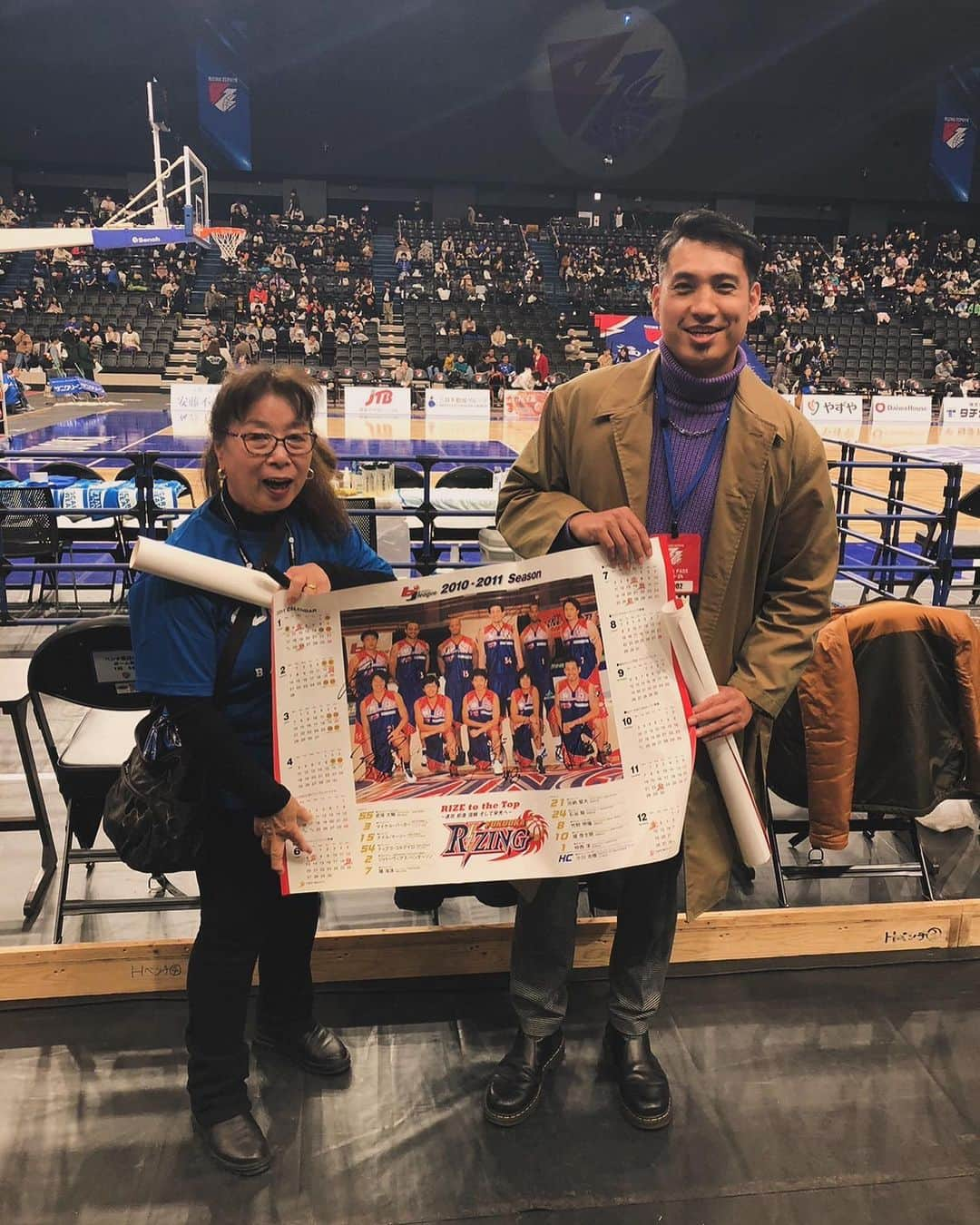 仲西淳さんのインスタグラム写真 - (仲西淳Instagram)「年内最後のライジングゼファーフクオカの試合へ🏀  ライジングゼファーフクオカはご存知の通り元職場で、対戦相手の山形ワイヴァンズは現役最後プレーをしたチームです🫶  思入れがあるこの2チームの対戦は面白かったです🔥  ブースターの方々と一緒にお話しをしていたらなんとライジング福岡時代の2010-11シーズンのポスターを頂きました✨  懐かしいメンバーとの思い出が蘇ってきましたね⤴️  試合は山形ワイヴァンズが逃げ切り勝利！  会場も子供達が沢山応援していて雰囲気も最高でした⤴️  #ライジングゼファーフクオカ　#山形ワイヴァンズ　#仲西淳 #NBA #育成コーチ　#ライジング福岡　　#bleague #バスケ　#coachJ #TeachmecoachJ #バスケットボール　#basketball 　#バスケ好きな人と繋がりたい #ファンダメンタル　#FUNdaMENTALclub #バスケ英語」12月31日 11時44分 - jwalkballfolife