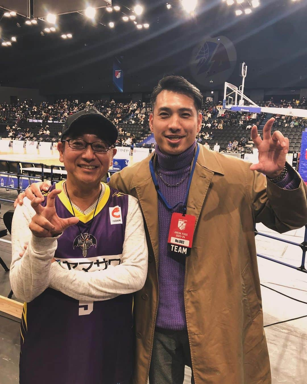 仲西淳さんのインスタグラム写真 - (仲西淳Instagram)「年内最後のライジングゼファーフクオカの試合へ🏀  ライジングゼファーフクオカはご存知の通り元職場で、対戦相手の山形ワイヴァンズは現役最後プレーをしたチームです🫶  思入れがあるこの2チームの対戦は面白かったです🔥  ブースターの方々と一緒にお話しをしていたらなんとライジング福岡時代の2010-11シーズンのポスターを頂きました✨  懐かしいメンバーとの思い出が蘇ってきましたね⤴️  試合は山形ワイヴァンズが逃げ切り勝利！  会場も子供達が沢山応援していて雰囲気も最高でした⤴️  #ライジングゼファーフクオカ　#山形ワイヴァンズ　#仲西淳 #NBA #育成コーチ　#ライジング福岡　　#bleague #バスケ　#coachJ #TeachmecoachJ #バスケットボール　#basketball 　#バスケ好きな人と繋がりたい #ファンダメンタル　#FUNdaMENTALclub #バスケ英語」12月31日 11時44分 - jwalkballfolife