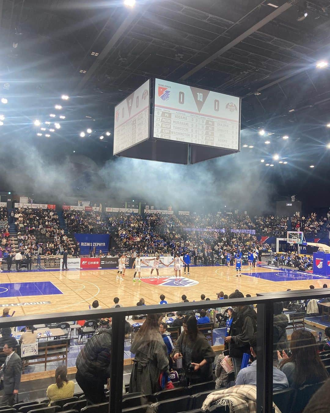 仲西淳さんのインスタグラム写真 - (仲西淳Instagram)「年内最後のライジングゼファーフクオカの試合へ🏀  ライジングゼファーフクオカはご存知の通り元職場で、対戦相手の山形ワイヴァンズは現役最後プレーをしたチームです🫶  思入れがあるこの2チームの対戦は面白かったです🔥  ブースターの方々と一緒にお話しをしていたらなんとライジング福岡時代の2010-11シーズンのポスターを頂きました✨  懐かしいメンバーとの思い出が蘇ってきましたね⤴️  試合は山形ワイヴァンズが逃げ切り勝利！  会場も子供達が沢山応援していて雰囲気も最高でした⤴️  #ライジングゼファーフクオカ　#山形ワイヴァンズ　#仲西淳 #NBA #育成コーチ　#ライジング福岡　　#bleague #バスケ　#coachJ #TeachmecoachJ #バスケットボール　#basketball 　#バスケ好きな人と繋がりたい #ファンダメンタル　#FUNdaMENTALclub #バスケ英語」12月31日 11時44分 - jwalkballfolife