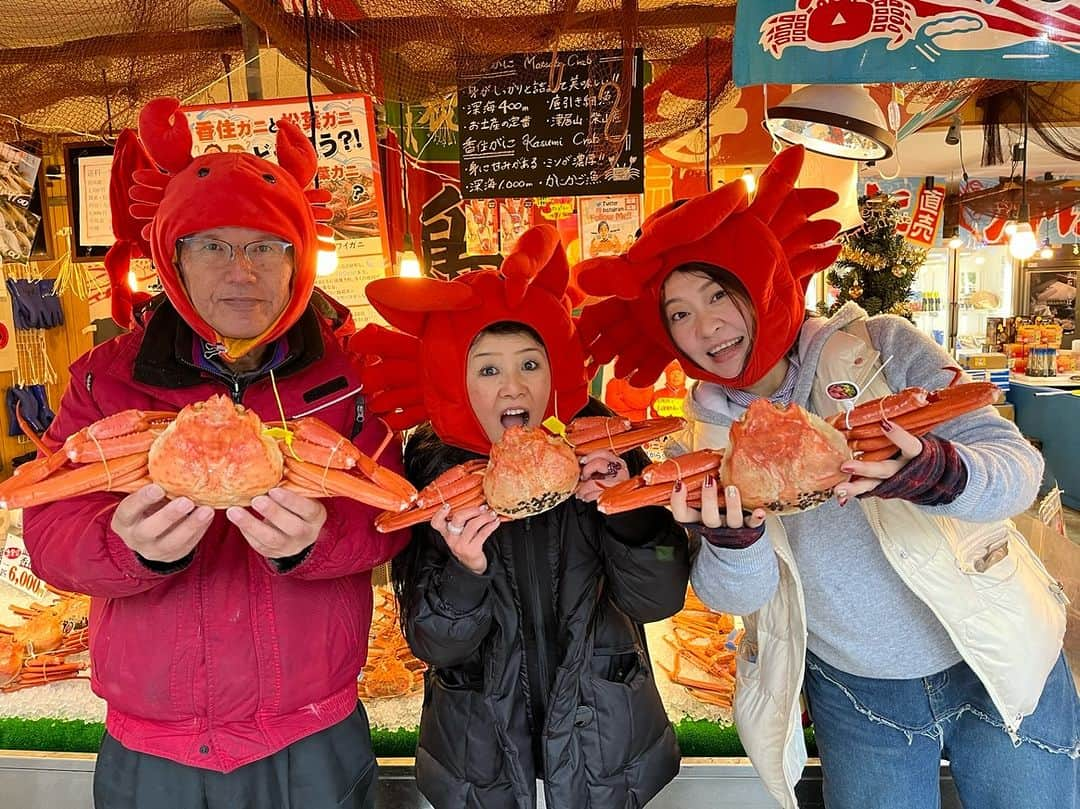 朝市広場のインスタグラム：「ご来店ありがとうございます🦀🦀 久しぶりに面白いお姉さんに会えたわ🤣 また来てやー👍  _______________________________________________ 株式会社ユラクグループ 朝市広場は旅館「湯楽kinosaki Spa＆Gardens」の直営店🛖 ネットショップ楽天市場で食品売上ランキング1位を獲得実績あり✨ カニの他に鮮魚、お土産も多数販売中🎉 城崎温泉でカニを買うなら朝市広場で🎵  #かに #松葉がに #セコガニ #かに刺し #香箱ガニ #グルメ #兵庫 #記念撮影 #かに料理 #温泉 #温泉巡り #城崎 #城崎温泉 #旅行 #温泉旅行 #女子旅 #兵庫グルメ #新婚旅行 #観光地 #観光 #湯楽 #朝市広場 #カニ好きと繋がりたい #全国宅配 #ネット通販 #japan #kinosaki #trip #crab #YouTube」