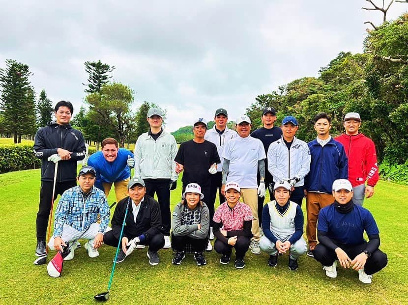 伊志嶺翔大のインスタグラム：「先日毎年恒例のゴルフコンペがありました🏌️ このイベントが来ると年末だなと感じます‼️ 1stショットは完璧でしたがスコアは散々…😅笑  皆さん今年もありがとうございました😊 千葉ロッテマリーンズの応援もありがとうございました‼️ 来年もよろしくお願いします‼️ 良いお年を☺️」