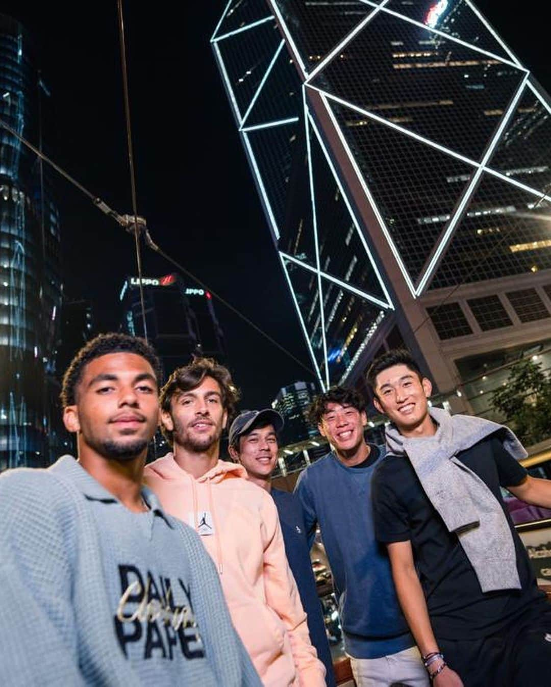 Discover Hong Kongさんのインスタグラム写真 - (Discover Hong KongInstagram)「[Tennis stars light up Hong Kong] How would you spend the last evening of 2023? @coleman_wong, @lore_musetti and group of the world’s top tennis players chose to enjoy a magical tram ride through Hong Kong’s stunning nightscape. Against the backdrop of the city’s sparkling skyline, they shared laughter, unforgettable moments, and their New Year wishes with fans. Catch them in action at the “Hong Kong Tennis Open 2024” at Victoria Park Tennis Court throughout the coming eight days and check out the free-to-enter Tournament Village! For more information, visit @hkto.mens : https://bit.ly/3uFs43J  【網球明星照亮香港夜空 】 2023嘅最後晚上你會點樣度過? 尋晚香港首席球手黃澤林、意大利新星姆錫迪等世界頂尖 嘅網球手暫時放低球拍，登上電車遊覽香港璀璨夜景。 喺閃耀嘅天際線下，佢哋同粉絲分 享笑聲、難忘嘅時刻，以及佢哋嘅新年願望。 嚟緊8日，維園網球場將會上演「香港網球公開賽2024」，活動期間仲設有「網球同樂區」，向公 眾免費開放，歡迎大家嚟場邊為選手們打氣!詳情請參閱: https://bit.ly/3T80mXw  #是夜香港 #新年願望 #中銀香港網球公開賽2024 #HongKongNightsOut #2024 #BOCHKTO2024」12月31日 16時15分 - discoverhongkong