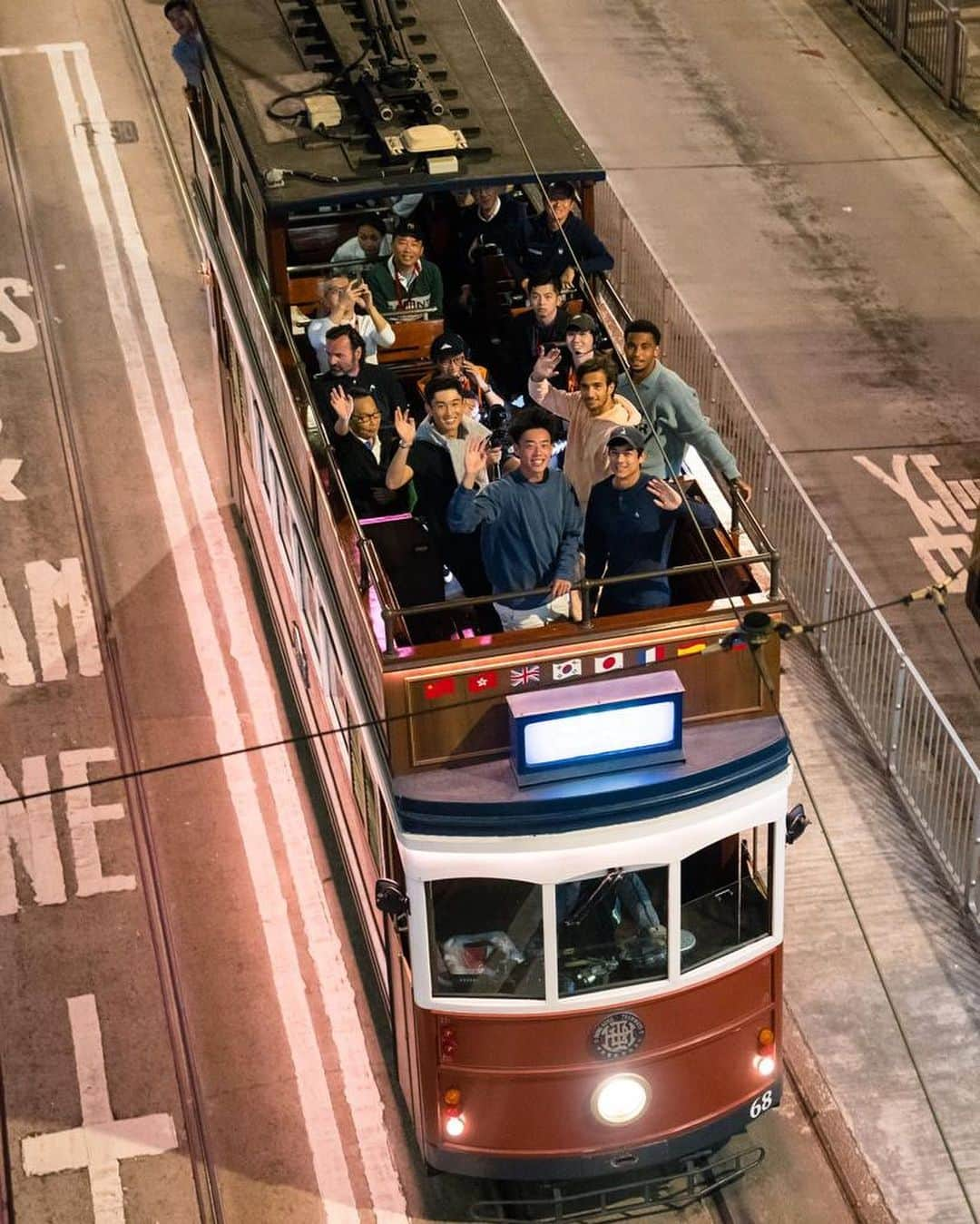 Discover Hong Kongのインスタグラム：「[Tennis stars light up Hong Kong] How would you spend the last evening of 2023? @coleman_wong, @lore_musetti and group of the world’s top tennis players chose to enjoy a magical tram ride through Hong Kong’s stunning nightscape. Against the backdrop of the city’s sparkling skyline, they shared laughter, unforgettable moments, and their New Year wishes with fans. Catch them in action at the “Hong Kong Tennis Open 2024” at Victoria Park Tennis Court throughout the coming eight days and check out the free-to-enter Tournament Village! For more information, visit @hkto.mens : https://bit.ly/3uFs43J  【網球明星照亮香港夜空 】 2023嘅最後晚上你會點樣度過? 尋晚香港首席球手黃澤林、意大利新星姆錫迪等世界頂尖 嘅網球手暫時放低球拍，登上電車遊覽香港璀璨夜景。 喺閃耀嘅天際線下，佢哋同粉絲分 享笑聲、難忘嘅時刻，以及佢哋嘅新年願望。 嚟緊8日，維園網球場將會上演「香港網球公開賽2024」，活動期間仲設有「網球同樂區」，向公 眾免費開放，歡迎大家嚟場邊為選手們打氣!詳情請參閱: https://bit.ly/3T80mXw  #是夜香港 #新年願望 #中銀香港網球公開賽2024 #HongKongNightsOut #2024 #BOCHKTO2024」