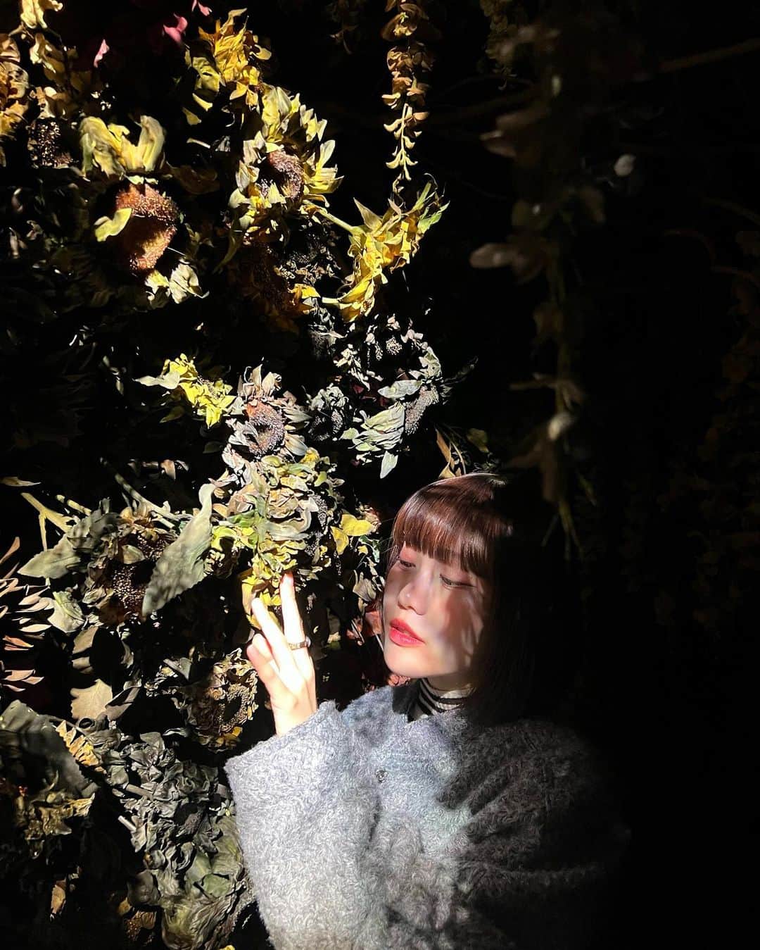 菜々香さんのインスタグラム写真 - (菜々香Instagram)「2023▷2024 みんなゆっくり過ごしてますかぁ。 今年もありがとうございました!❤️🩵 今年も色んな出会いに感謝です。🫶 楽しい事も沢山あったし 自分に気づきを与えてくれる出来事も。  2024年待っている🐈‍⬛ 目も心もかっぴらいていておゆきなさいね  みんな良いお年を！🫶🥰  #art#蜷川実花展eim#虎ノ門ヒルズ#tokyonode」12月31日 18時13分 - 7.na_na_ka
