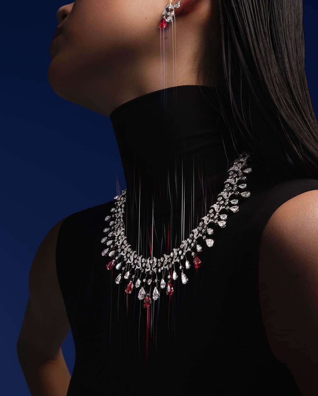 Chaumetのインスタグラム：「Countdown to the new year in exquisite style with our Soir de Fête High Jewellery necklace. Each passing moment is a radiant step closer to a dazzling beginning.⁣ ⁣ #Chaumet #ChaumetCelebrates #ChaumetHighJewellery」