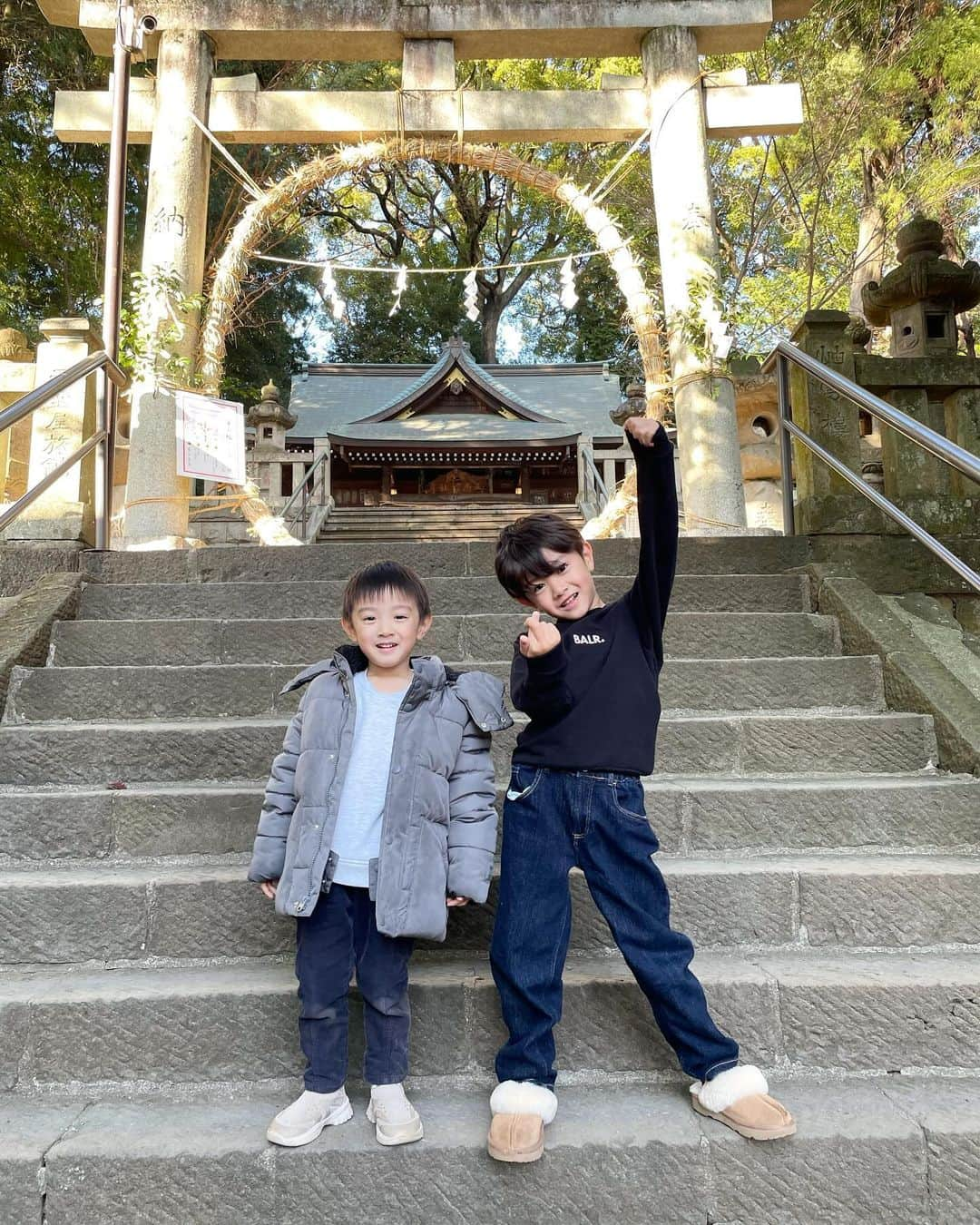 谷澤杏奈さんのインスタグラム写真 - (谷澤杏奈Instagram)「🙏🏼  今年もたくさんお世話になりました！ ありがとうございました！  振り返ると2023年は、本当に怒涛の一年で...  2月に離婚 3月に呑み屋 杏 Open 4月父の県議会議員選挙 5月社長である祖母の永眠  6月からは少しずつ色々なことが落ち着きはじめ 精神的にも完全に安定したのは 最近、11月くらいかな？  上半期は気持ちも余裕がなく生活は荒れ 仕事、育児でバタバタ 色々なことに向き合う時間がとれず 自分の感情の整理をする暇もなく  人に優しくできないそんな自分でした。  そんな時に支えてくれたのは やっぱり、母と @otochan888 で 私が泣いたり文句垂れても 真剣に向き合って考えて寄り添ってくれたよね。  ありがとね。  傷ついた分、人の優しさをとっても感じる日々。  周りに誰かしらがいてくれる環境。 そんな当たり前じゃない環境に 甘え、当たり前に 過ごしてしまっていたことに気づきました。  やっぱり感謝って言葉で伝えないとだよね... 照れ臭かったり、認めるのが恥ずかしいときもあるけど🥹  旅館を継ぐことを決断した約3年前  子供達、家族を巻き込み離婚になってしまった2月。 自分をたくさん責めたけど いつか、2人がママが決めたことを理解して この環境をありがたいなって思ってくれる日がくると 嬉しいなぁー。  実家を継いだことを 私自身が後悔しないように 2人に胸を張って、ママは頑張ったんだよ っていつか言える日がくるまで 頑張って前に進んでいきたいな。  3月に呑み屋をOpenしてから たくさんの出会いがあり たくさんの方達に支えられ年末を迎えました。  去年7月から約1年たまに修業に行っていた銀座も やっと辞める決断ができたのも たくさんのお客様がリピーターになって下さり お店に通ってくれている今があるからです。  なかなか自信がなく 意外と小心者の性格なので 常に保険がほしいタイプの人間ですが... やっと湯河原の地にしっかり足をつけ 踏ん張って行こうと、そう決断できた年末。  来年は、 もっともっと湯河原のために 頑張って頑張っていきたいなって思っています。  生意気な小娘ですが 決意を新たに2024年頑張っていくので 変わらずお付き合いよろしくお願いします。  みなさん、良いお年をお迎えくださいね🎍✨  ⚠️最近私との写真は変顔ばかりな息子たち👦🏻笑  .」12月31日 17時21分 - anna.uohan