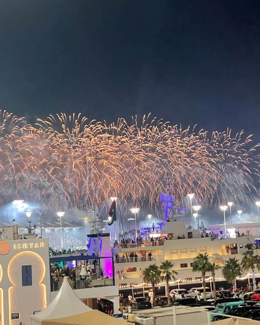 ひるいちかさんのインスタグラム写真 - (ひるいちかInstagram)「2023→2024 今年の楽しかったこといろいろ。 UAEは時差−5時間でこれからカウントダウンです😚 本年は大変お世話になりました✨ 2024年も良い年になりますように🩵  #goodbye2023 #dubai #abudhabi #海外子育て#駐在妻  #アブダビ妻」1月1日 4時55分 - hiruichika