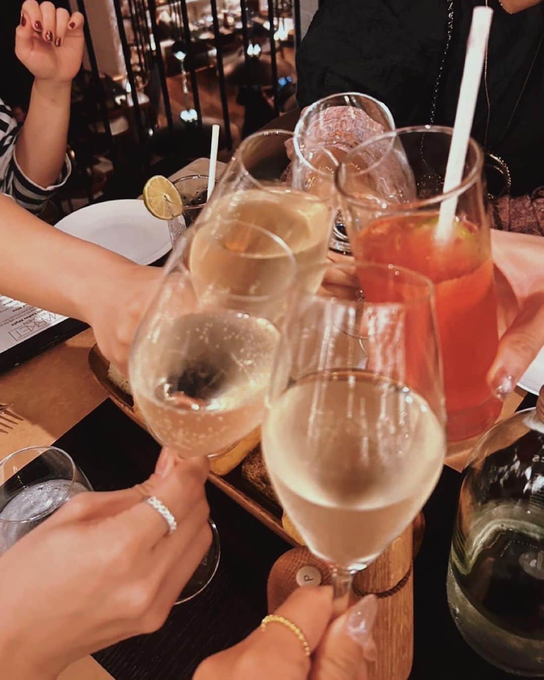 ひるいちかさんのインスタグラム写真 - (ひるいちかInstagram)「2023→2024 今年の楽しかったこといろいろ。 UAEは時差−5時間でこれからカウントダウンです😚 本年は大変お世話になりました✨ 2024年も良い年になりますように🩵  #goodbye2023 #dubai #abudhabi #海外子育て#駐在妻  #アブダビ妻」1月1日 4時55分 - hiruichika