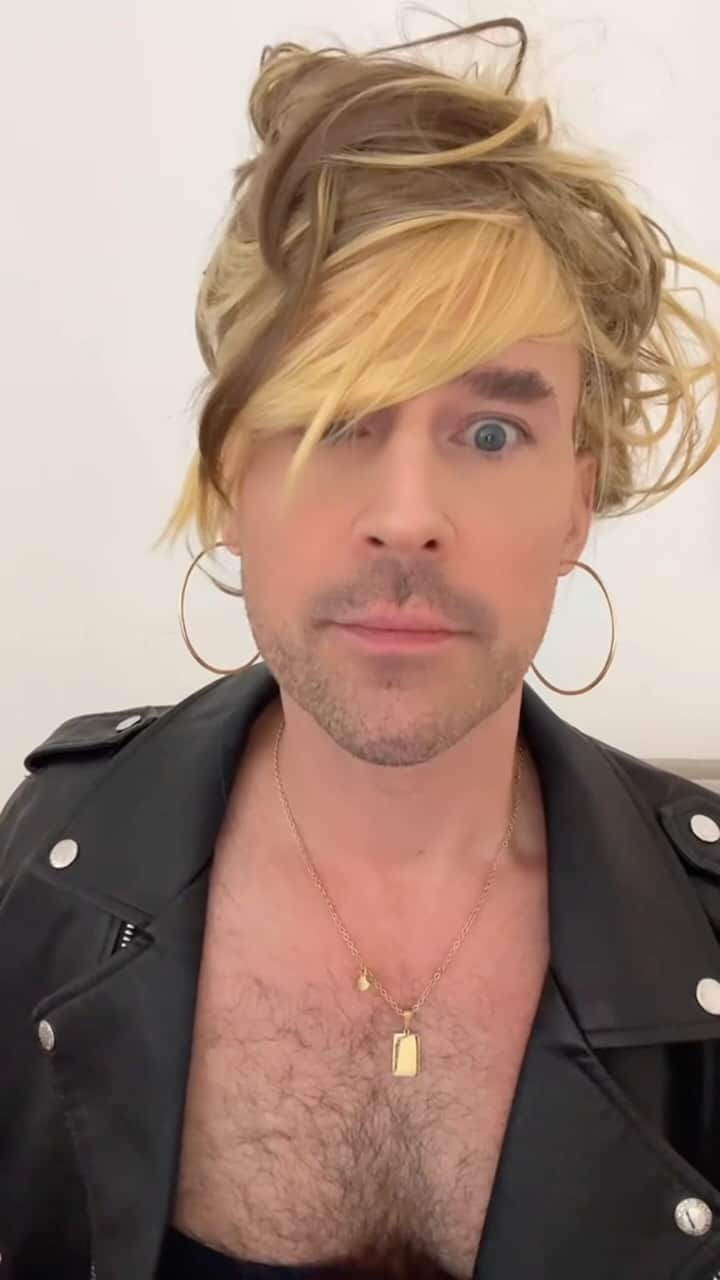 ブラッド・ゴレスキーのインスタグラム：「I did this instead of a highlights of 2023 montage. Happy New Year! @theprettymess @deniserichards  @kimrichards11 #rhobh」