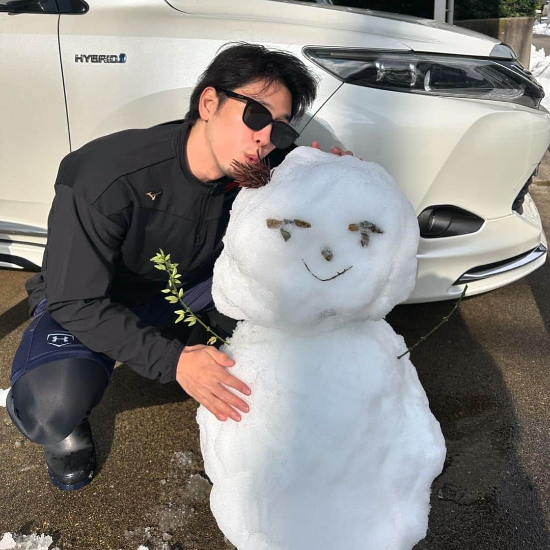 栗原陵矢さんのインスタグラム写真 - (栗原陵矢Instagram)「今年もたくさんのご声援ありがとうございました！ 来年もっと頑張ります！ また熱いご声援よろしくお願いします！  #福井 #雪だるま」12月31日 20時47分 - kurihara0704