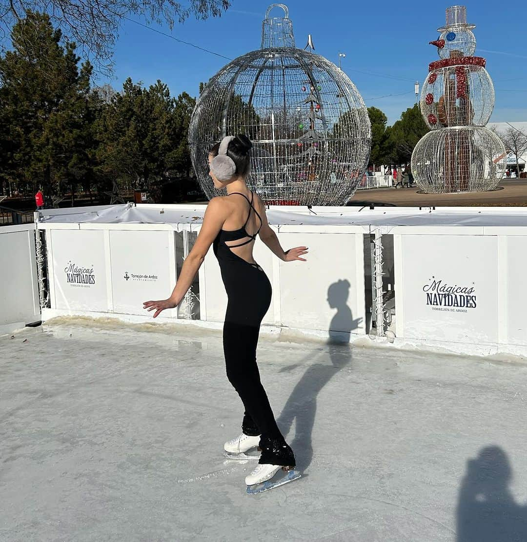 セリア・ロブレドさんのインスタグラム写真 - (セリア・ロブレドInstagram)「Last skate of the year 🤍⛸️❄️」12月31日 21時12分 - celia_robledo