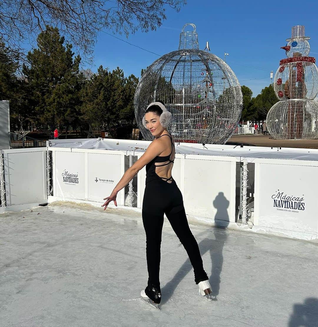 セリア・ロブレドさんのインスタグラム写真 - (セリア・ロブレドInstagram)「Last skate of the year 🤍⛸️❄️」12月31日 21時12分 - celia_robledo