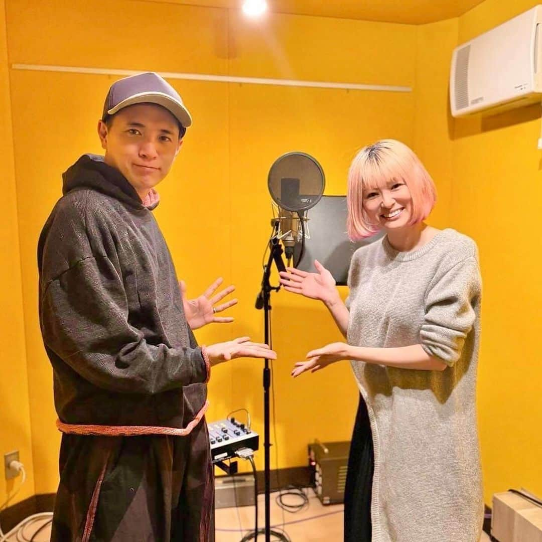 Jun Futamataのインスタグラム：「林ゆうきさん、Luke Standridgeさん、Asa Taylorさん作曲の劇伴音楽のボーカルRECでした🎙  フリーのアドリブ多め、消費カロリー高めな曲から、美しい情景が見える曲まで5曲ほど歌ってきました🔥 現場では最近プライベートでも会う機会が増えてきたシンガーのルナちゃんとも会えて、別案件のオンラインミーティングもして、帰宅してから作詞とRECもして、2023年最終日までてんこ盛りな毎日が続いていて幸せ😊✨  #林ゆうき #LukeStandridge #AsaTaylor #JunFutamata #劇伴 #recording #vocal #singer #neumann #u87」