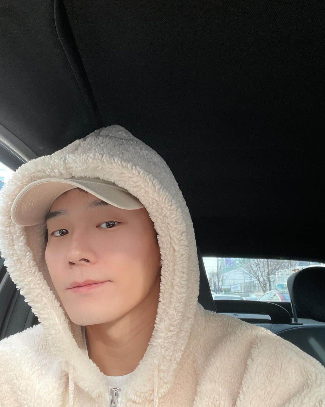 オン・ジュワンのインスタグラム：「#happynewyear   뒤도 돌아보지말고 가라 2023. 어디 한번 와봐라 2024년~ㅎ  다들 새해 복 많이 받고 행복한 용의 해 되길 바라🙇‍♂️」