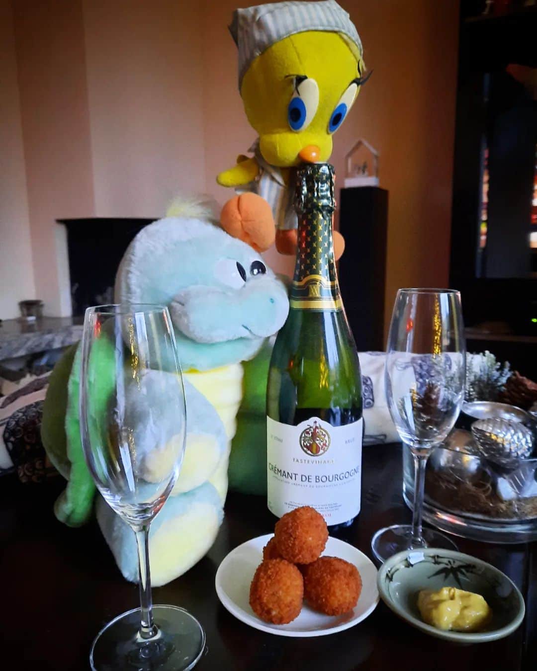 Little Yellow Birdのインスタグラム：「Quick, Jodocus, let's open up this bottle of bubbles!! The New Year is approaching!! We wish you all a wonderful, delicious, but most of all a healthy 2024!! #littleyellowbird #tweety #tweetykweelapis #adventures #yellow #bird #jodocus #greenturtle #newyear #oudjaarsavond #oudennieuw #bubbles #sparkles #drinks #happynewyear #debestewensen #2023 #2024 #stuffedanimalsofinstagram #plushiesofinstagram」