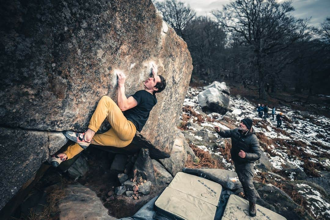 アダム・オンドラさんのインスタグラム写真 - (アダム・オンドラInstagram)「2023 came to an end ✌️ It was a great year in my life, climbing-wise, I was hoping for more, but it doesn't change a thing that I consider myself a very lucky man and living the dream 🤜🤛  Still, there are many things in climbing I am proud of, like onsighting El Gran Bellanco 8c+/9a or flash of Peščena ura 9a - two specific routes that most likely I would not be flash or onsight in the past years 💪 Getting a silver medal in the @climbingworldcuprague in boulder on home turf in Prague was also unforgettable. And flashing the Ace 8B on grit encouraged by Jerry, Ben (@moonclimbing) and @magmidt? I was psyched, absolutely 😎  I am motivated for 2024 as much as ever. I learnt a lot training-wise this past year, and together with my coach @petr_klofac and physio @gabriela_vrablikova, we are going to work hard to be in the shape of my life 👌  Big thanks to everyone who supported me in the past year ☝️ Firstly, my family, most notably my wife @ivaondra and our son Hugo, my amazing team and film crew, my agency @sport_invest, all my sponsors and all my friends and also mentors like @patxiusobiaga_pucseries and Pietro del Pra. And last but not least, big thanks to you, my amazing fans! It would not have been possible without all of you 👊  So enjoy the New Year celebrations 🙏, watch a few videos on my YouTube channel and get ready for the next year. It's going to be one hell of a ride!  Photos by @pet.phot, @pan_verner and @stefanschlumpf   TEAM:   Full squad: Laco Korbel, @pan_verner, @jakub.pina, @kata.katova.1, @jan.simanek, @pavel_klement, @janvogl_kameruje, @vojta_licko, @kuba.sobotka, @rikkiberan, @jarkamarcekova, @aanetun, @jakub_novak_tattooer @terezia.tuhrinska and @pet.phot   PARTNERS:  @mammut_swiss1862 @lasportivagram @mix.it @euroholds @rohlik.cz @sensfoods @hudysport @211_zpmvcr @horosvaz.cz @mercedesbenz_autojihlava @sport_invest @olympcsmv Cardion  #adamondra #AO #rockclimbing #climbing #bouldering #climb #leadclimbing #sportclimbing #sport」1月1日 0時00分 - adam.ondra