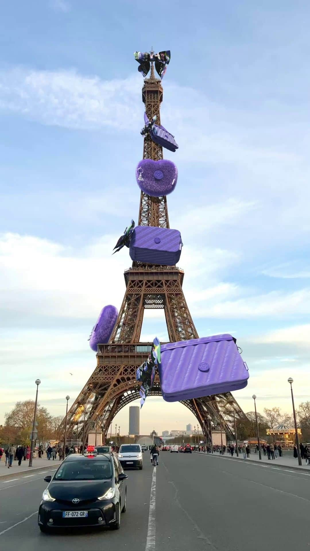 キプリングのインスタグラム：「Drumrolls…🥁 We are back in style with a bang 💥 Did you miss us? We sure missed you! 💜 #KiplingxEmilyInParis #EiffelTower #Paris #EmilyInParis #NeverWithoutMyKipling #LiveLight」