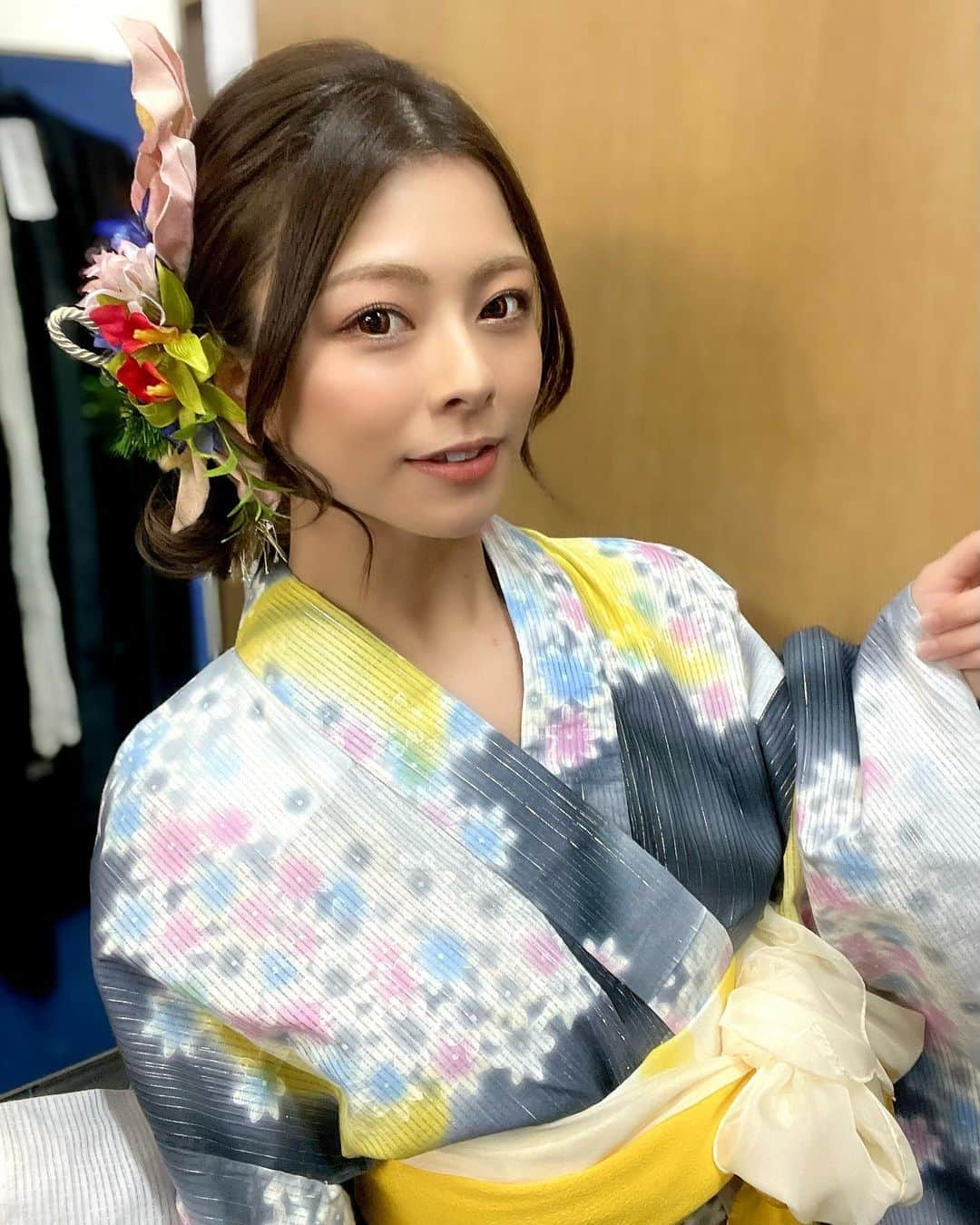 岬あずささんのインスタグラム写真 - (岬あずさInstagram)「ॱ॰*❅HAPPY NEW YEAR❅*॰ॱ  今年は沢山決断の年になったけど、来年3月までよろしくね‪‎🤍」1月1日 1時08分 - azu_misaki