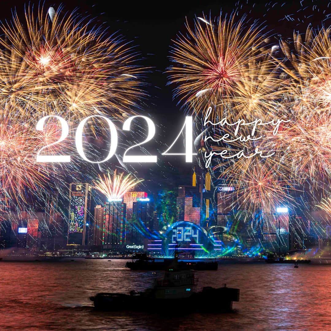 Discover Hong Kongのインスタグラム：「維港煙花陪你共度美好跨年時刻🎆 🎉 祝願大家新年快樂，2024更加精采🎊！  ​Celebrate the New Year with dazzling fireworks 🎆🎉 Wishing everyone a happy new year and an even more spectacular 2024 🎊!」