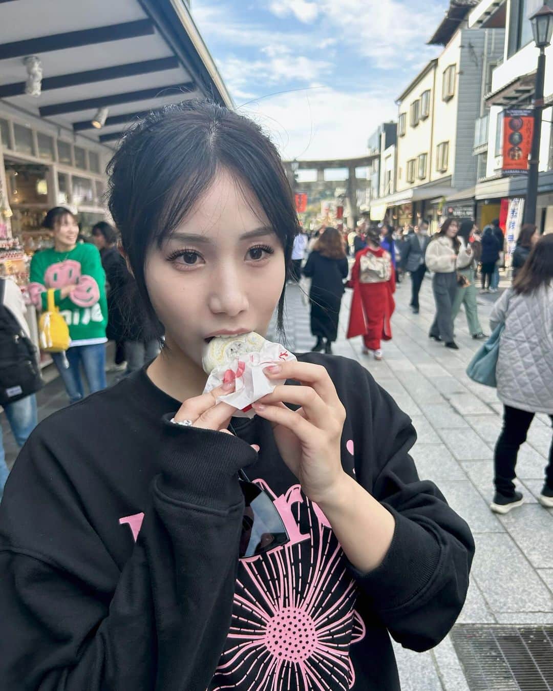 七海あやかさんのインスタグラム写真 - (七海あやかInstagram)「. あけましておめでとうございます🐲 2024年もたくさん働いてたくさん遊んで楽しいことたくさんしたいな🐉 今年は価値観を全て捨てて、またリセットしたいなと。 SNSの更新も頑張りたい(毎年言ってる)」1月1日 14時02分 - aya_tsukishima