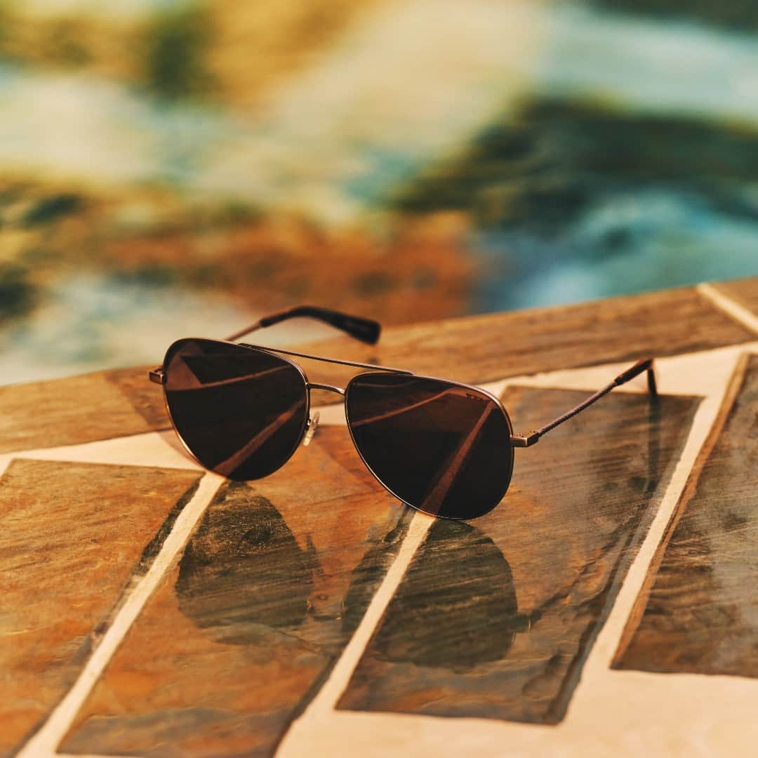 トゥミのインスタグラム：「Select TUMI eyewear echoes our iconic 19 Degree design language. Find its familiar contours covering the temples for a modern finish.  #TUMI19D」