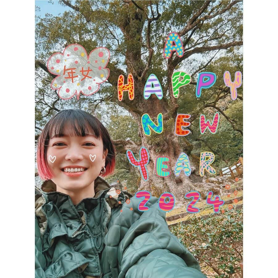 西田あいさんのインスタグラム写真 - (西田あいInstagram)「🌅 2024年。辰年。本厄。年女です🐉✨ 本年もよろしくお願いいたします。  実は年末、盛大にコケて左足首捻挫をしてしまいました。 学生時代からの捻挫癖があり1〜2年毎に繰り返していて、靱帯が相当伸び伸びでスポーツ選手並みだと言われました。  それよりも… その反動で2度転倒し脳震盪を起こしてしまったらしく ここ数日は病院に行ったり実家でゆっくり過ごす年末でした。 幸いにも脳や骨への異常なく、後遺症も特にみられないので頭痛とムチウチ、そして足首の痛みを抱えての年越し。 ただ、私自身はすこぶる元気なので😁 ご心配なく🫶🏻です。  昨年中に厄を落とす事ができたんだとポジティブに捉えて いますが、改めて健康な心と身体あってこその日々なんだと神様が教えてくれてると解釈して 毎日を大切に、周りにいる大事な人をもっと大事に過ごしていきたいです❤️‍🔥  ふるさと蒲生町のシンボル・日本一の大楠との一枚は とっても縁起の良さそうな一枚になりました✨  みなさんにもやわらかであたたかいしあわせの光がたくさん降り注ぎますように🌅🕊️✨  #西田あい #ニシアイアート #日本一の大楠」1月1日 8時30分 - nishidaai