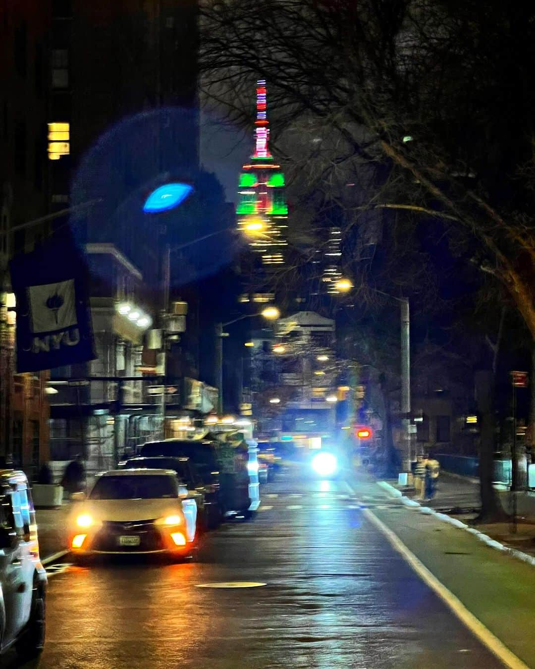 ラファエル・スバージのインスタグラム：「HAPPY NEW YEAR! Wishing you a wonderful New Year’s Eve!   So grateful for this year that’s past. Looking forward to what’s ahead!  Be well! Stay safe out there! Peace and love.  #happynewyear #nightphotography #streetscene #newyork #empirestatebldg」