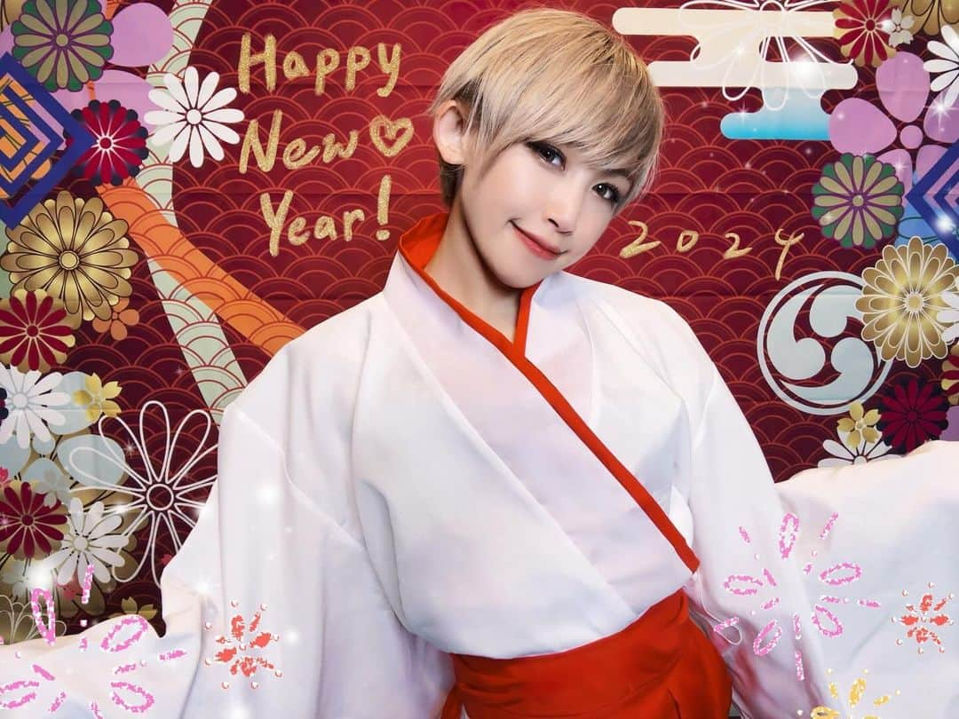 エリーのインスタグラム：「Happy new year 2024！！ ・ どんなお正月を過ごしてますか？✨ 皆様が幸せな一年を過ごせますように🎍🌅✨ ・ 本年もどうぞ宜しくお願い致します♡ ・ ・ #happynewyear2024 #2024 #burlesquetokyo#burlesque #バーレスク東京」