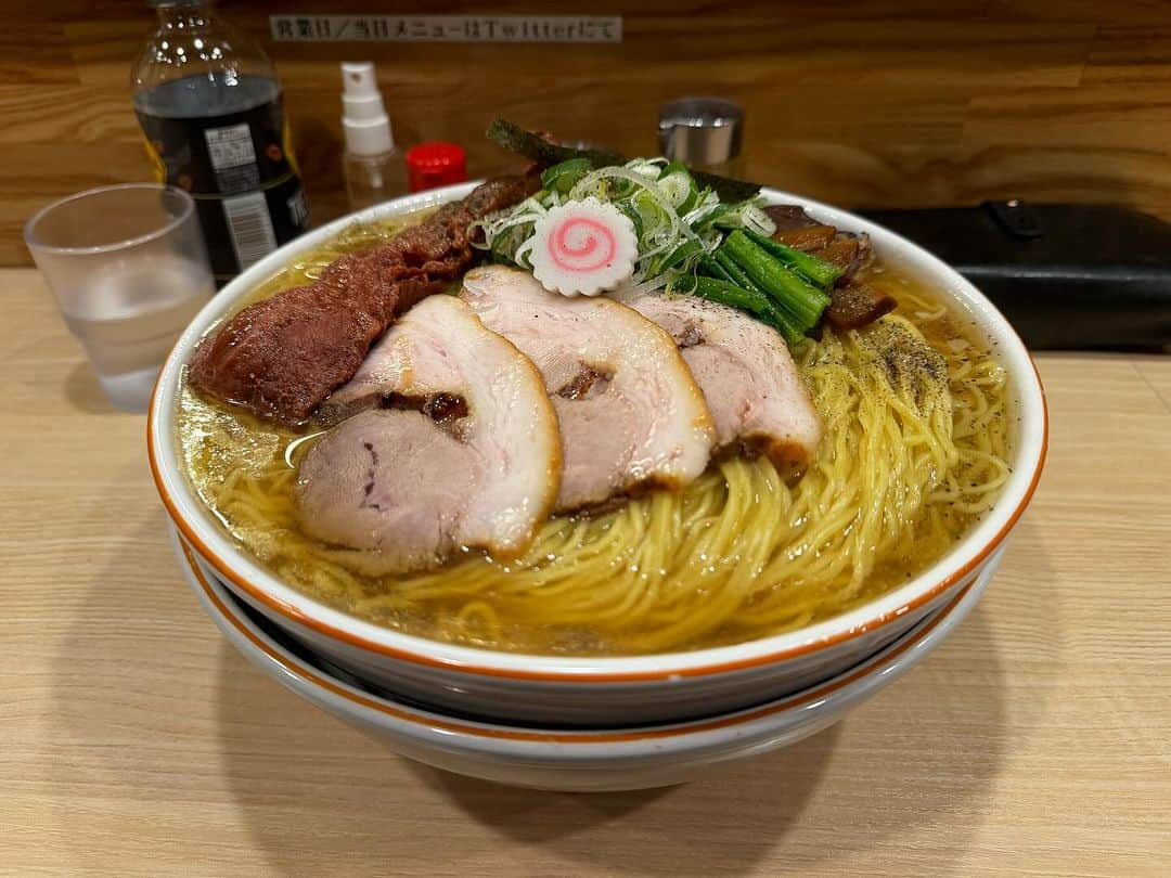 ちゃまのインスタグラム：「新年明けましておめでとう御座います！ 今年はラーメンボンバー！ 待ってろラーメン！ぱぁああ〜 隣町のピーピピー！ぱうぅ〜  よろしくお願いします！」