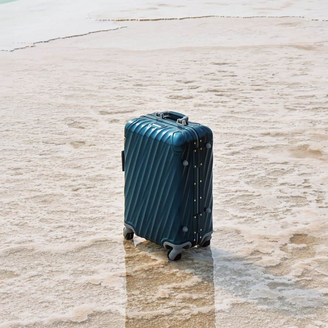 トゥミのインスタグラム：「Enter the New Year with innovation that makes waves. Our iconic 19 Degree Aluminum is ready for all the adventure that awaits.  #TUMI19D」