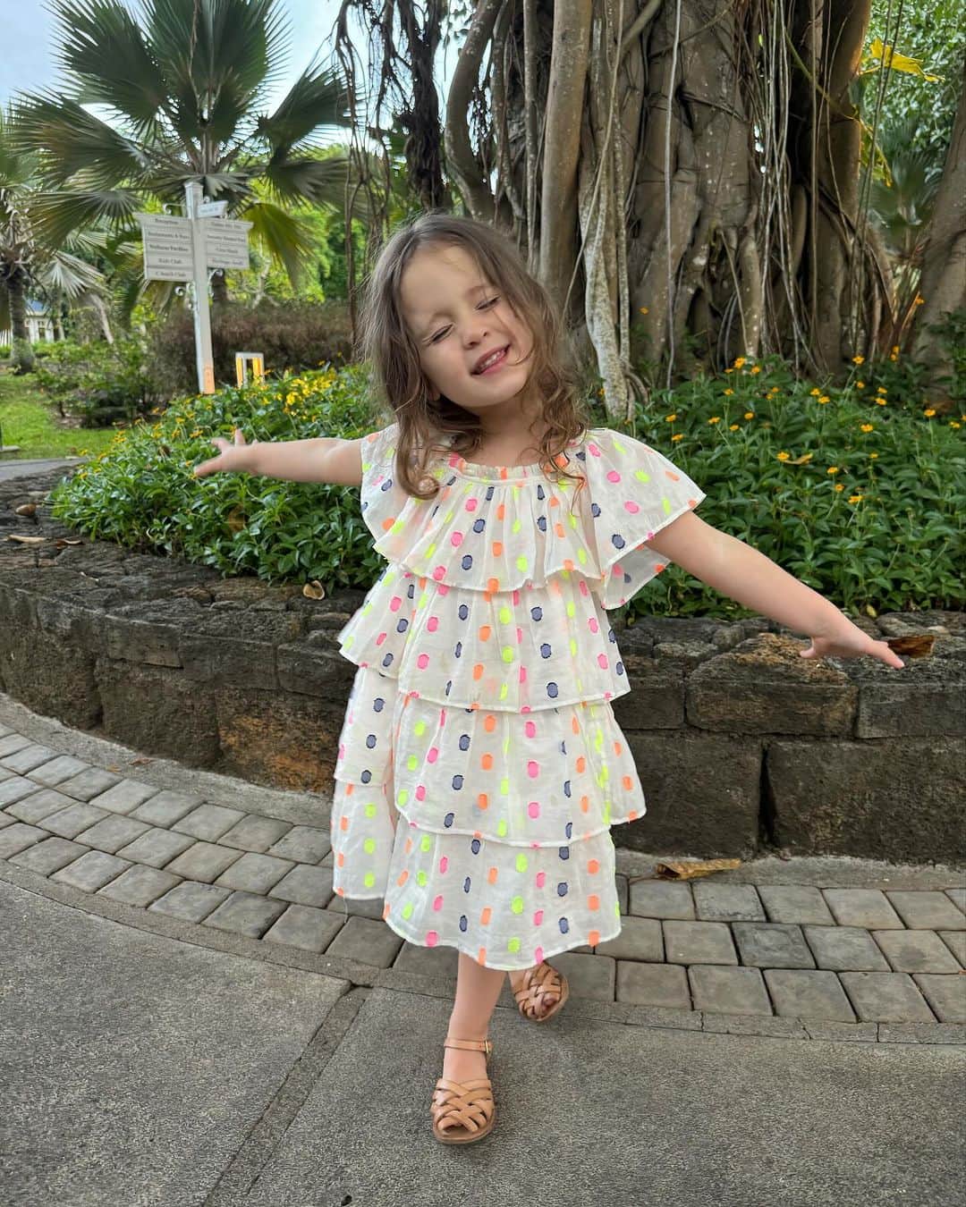 ミリー・マッキントッシュさんのインスタグラム写真 - (ミリー・マッキントッシュInstagram)「Nothing could beat spending the last day of the year with my family in beautiful Mauritius 🇲🇺 Sending love to all and wishing you health and happiness in 2024 🌺🌈🌴🍉💫💃🏼🥳💗  @heritage_letelfair」1月1日 16時42分 - milliemackintosh