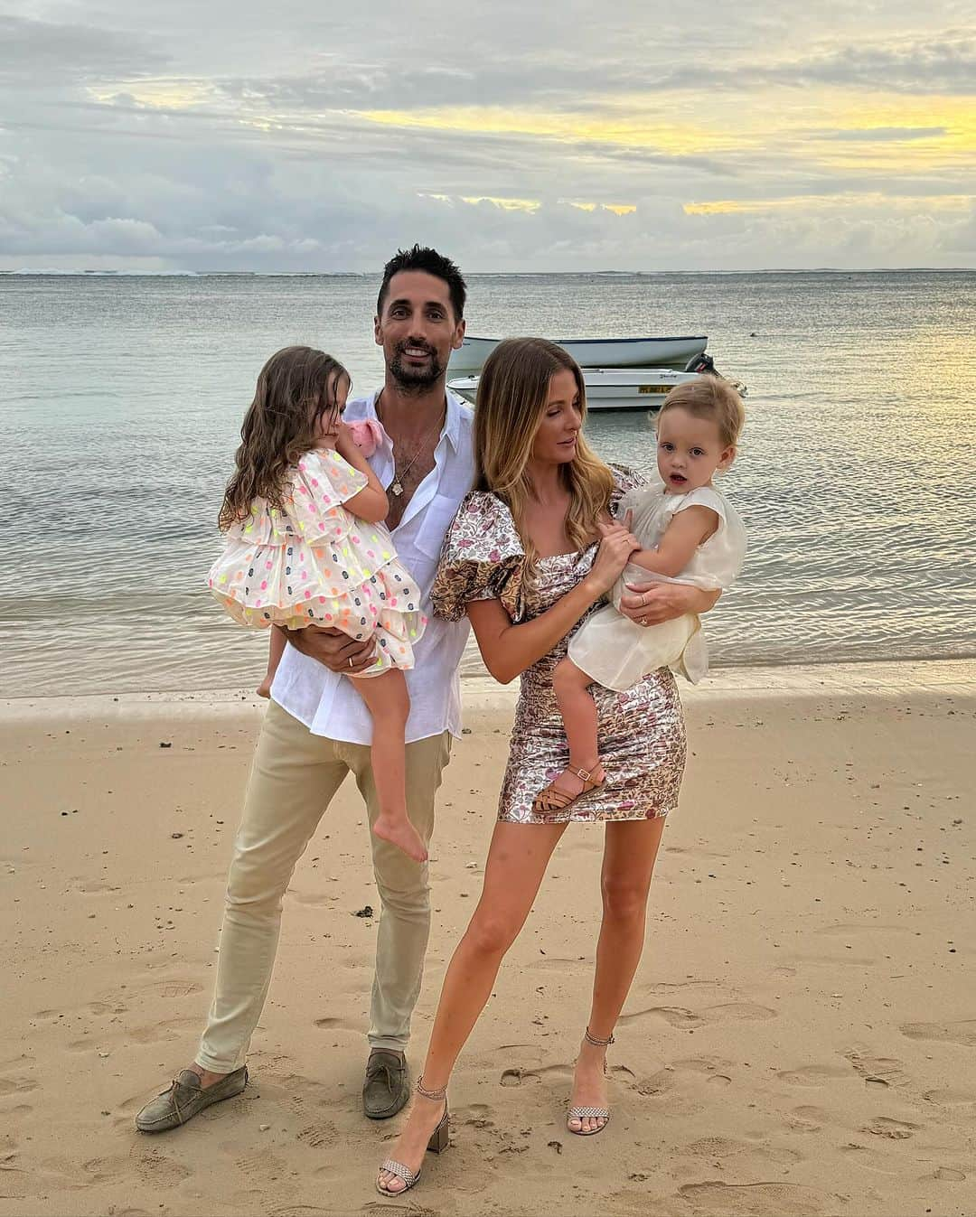 ミリー・マッキントッシュさんのインスタグラム写真 - (ミリー・マッキントッシュInstagram)「Nothing could beat spending the last day of the year with my family in beautiful Mauritius 🇲🇺 Sending love to all and wishing you health and happiness in 2024 🌺🌈🌴🍉💫💃🏼🥳💗  @heritage_letelfair」1月1日 16時42分 - milliemackintosh