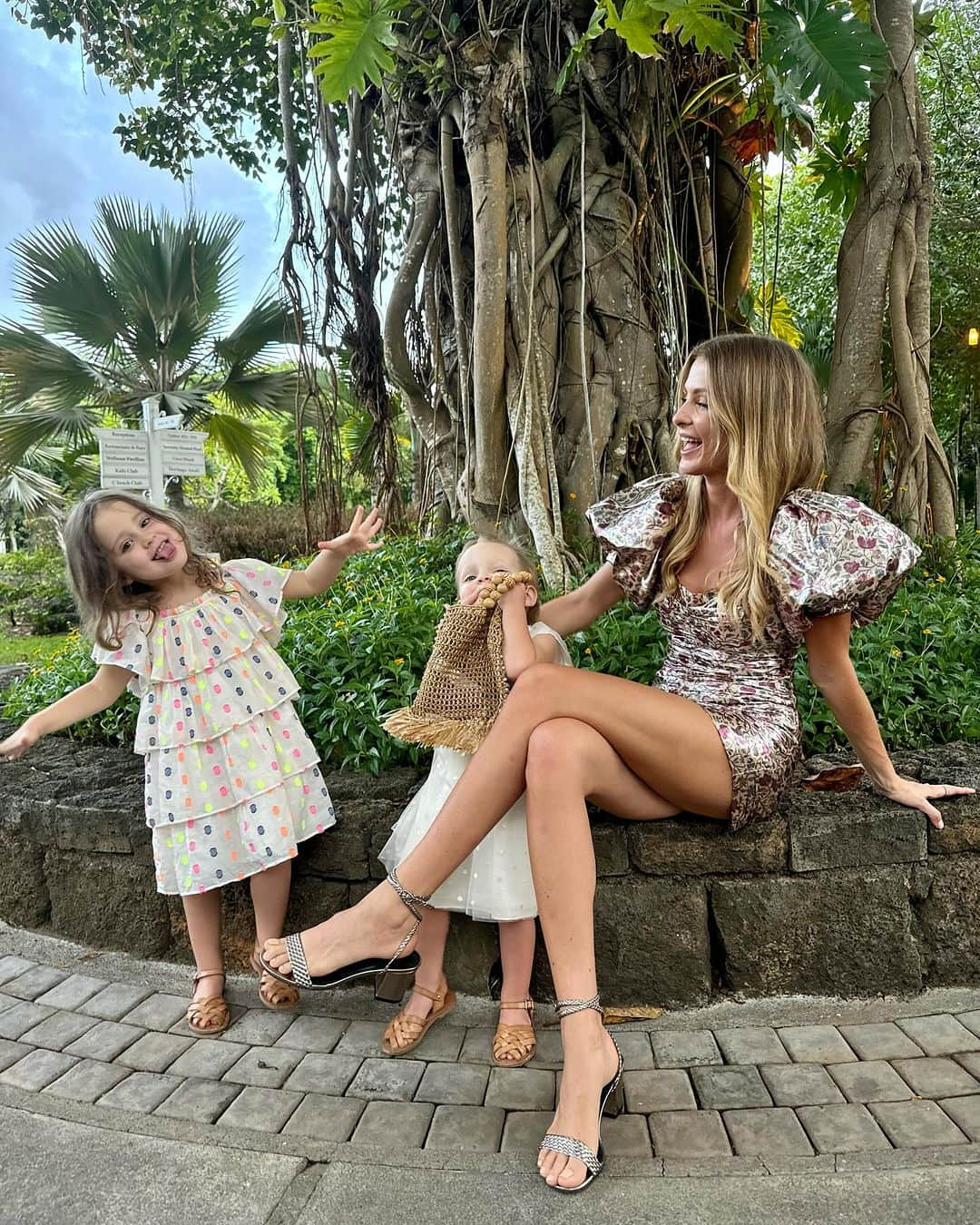 ミリー・マッキントッシュのインスタグラム：「Nothing could beat spending the last day of the year with my family in beautiful Mauritius 🇲🇺 Sending love to all and wishing you health and happiness in 2024 🌺🌈🌴🍉💫💃🏼🥳💗  @heritage_letelfair」