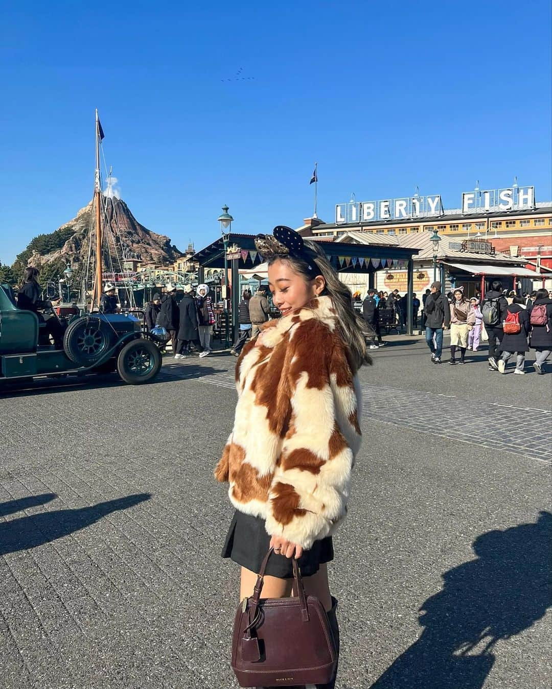 MISAさんのインスタグラム写真 - (MISAInstagram)「Tokyo Disney Sea🖤🪽✨ ・ #tokyodisneysea  #disneysea #disneyfashion #outfit」1月1日 21時25分 - summer__lana