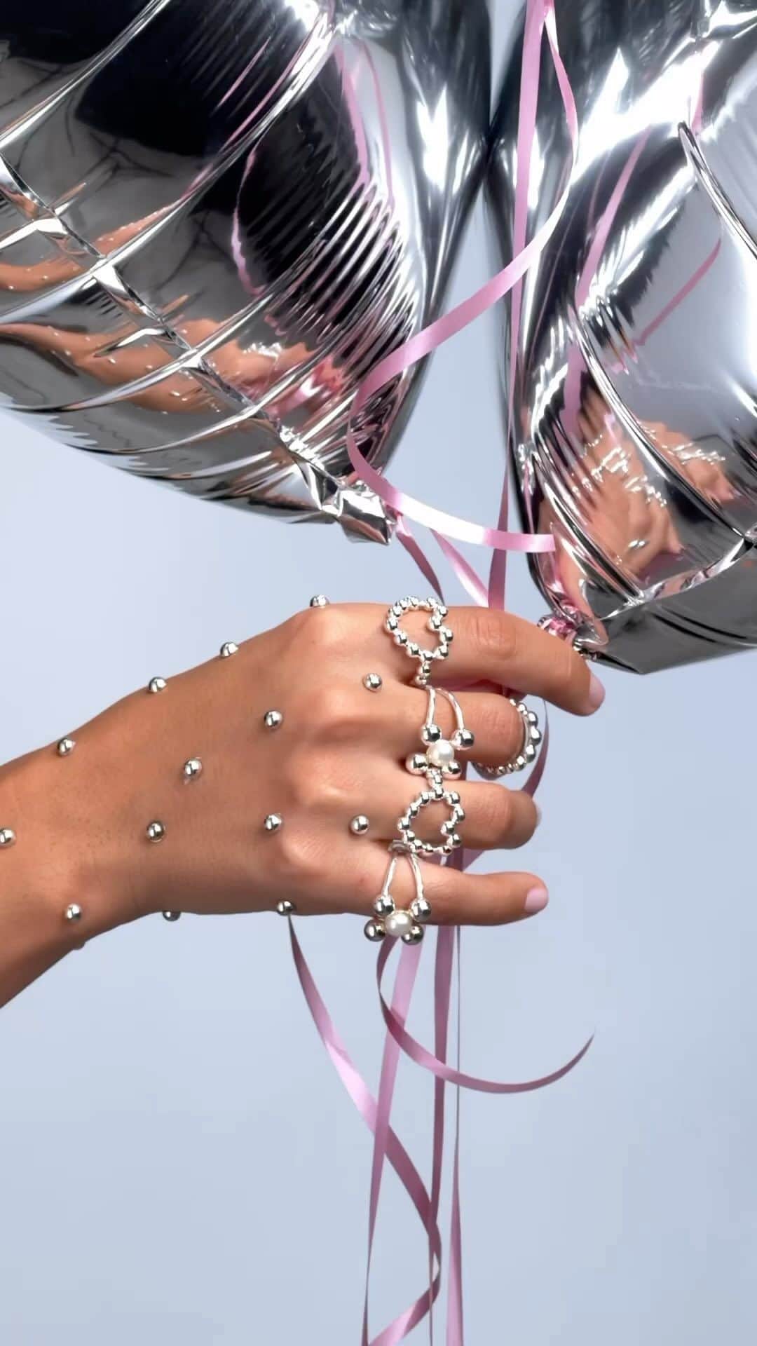 トウスのインスタグラム：「HAPPY NEW YEAR!!! 🎆 Time to make your sparkling New Year’s resolutions fly in a dream 🎈#CelebratingAllStyles」