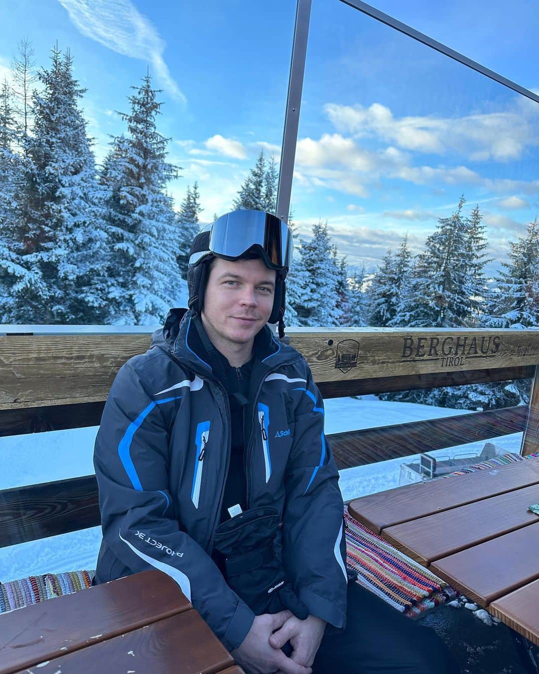 ゲオルク・リスティングのインスタグラム：「Starting 2024 on the ski slope @kitzbuehel_tirol ! Happy New Year! Can‘t wait to celebrate this year with you🍾」