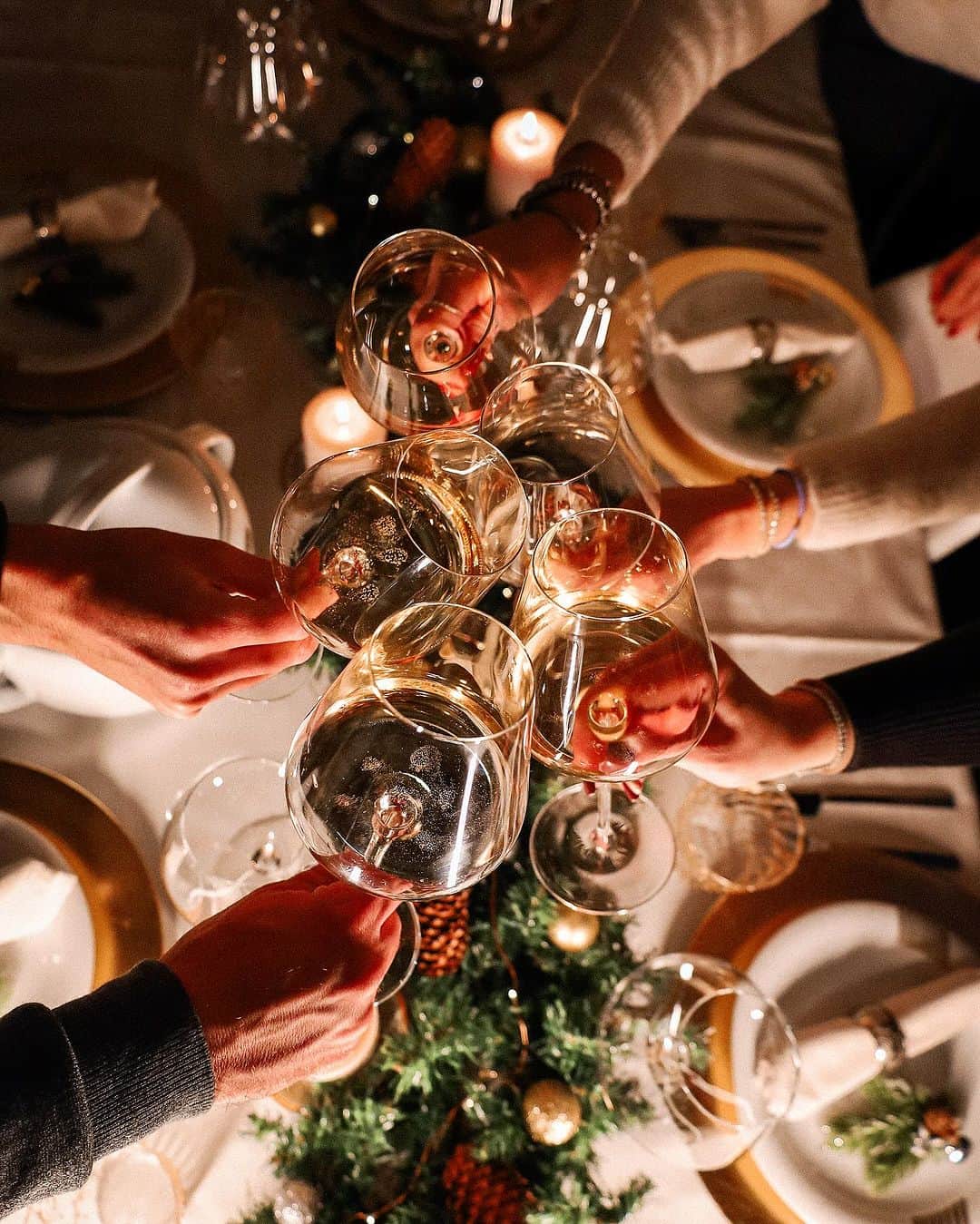 イタレッセのインスタグラム：「Happy Wine Year by Italesse!  📸 by @instawineitalia   #2024 #happynewyear #cheers #wine #party #wineglass #italesse #winetasting #lifestyle #instawine #winelover #sommelier #sommelierlife #foodlover #happiness」