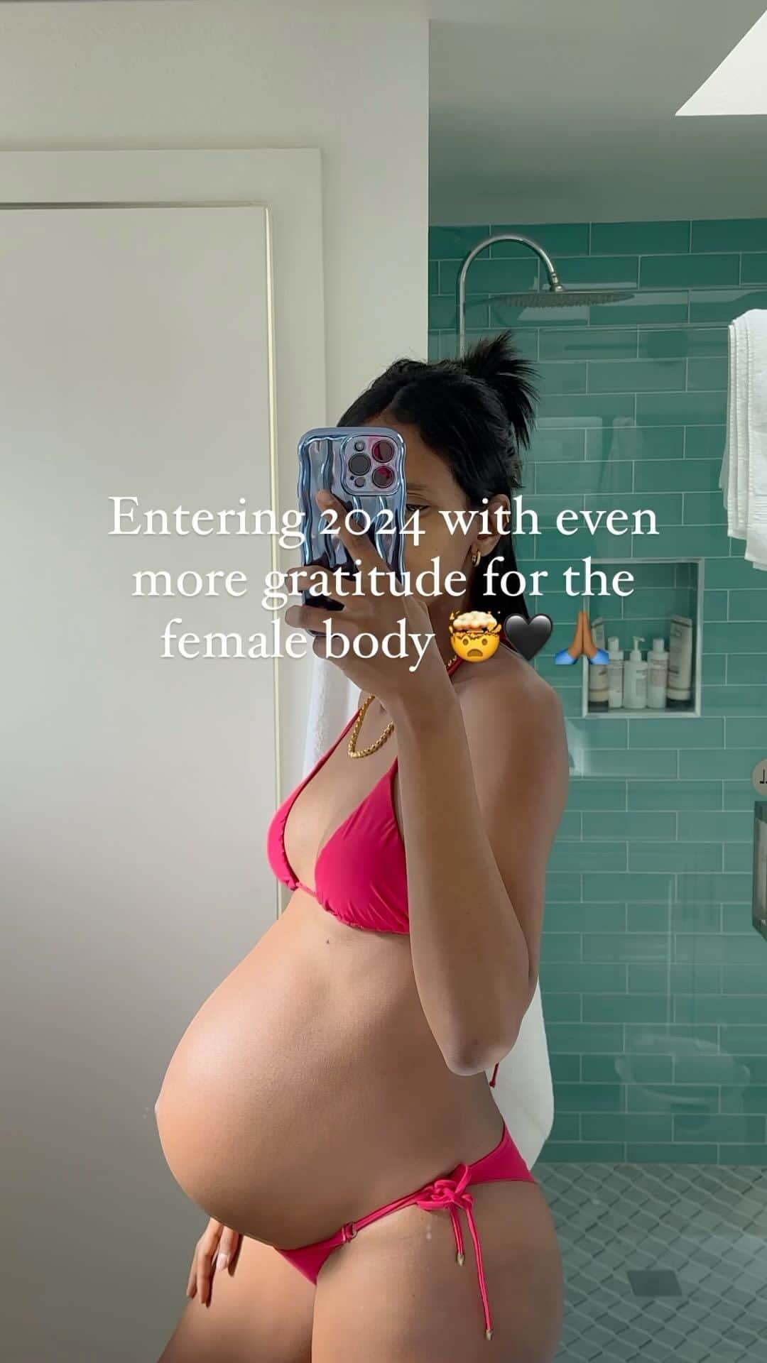 グレースマハリーのインスタグラム：「Gratitude always 🙏🏾💖💖 here we go ‘24 HNY!   This pregnancy has been different in so many ways. The biggest being that it’s not clouded by fear. Yes, the same fears I had when my having my first child still exist — raising black children in this world, the staggering injustices for black mothers in healthcare, the climate and status of our planet, passing down generational trauma, etc. However, this time fear is not leading my perspective. I’m leading with gratitude. I’m leading with forgiveness for myself and others. I’m leading with compassion in every thread of life. These may sound like simple concepts, but when you’re so accustomed to a life/culture of pain, loss, or suffering, grasping these concepts become lifelong milestones. So imma lean into what I can do and not what I can’t control. Imperfectly, with gratitude all 2024 🖤」