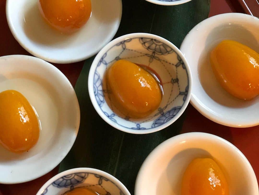 日登美さんのインスタグラム写真 - (日登美Instagram)「Osechi 2024.  Japanese tradition for new year.  お節作ってて思ったのだけど、 日本食って、あらゆる部分で手間を楽しむ 文化なのかもしれないですよね。 時間をかける楽しみ。手間をかける喜び。  そうなると、暮らしのあらゆる部分で ゆとりがあるのが日本文化を楽しむ 大前提なんだろうなぁ。  などと思った今年の元旦。  #cooking #japanesefood #model #berlin #newyear  #オーガニック #料理」1月2日 7時04分 - hitomihigashi_b