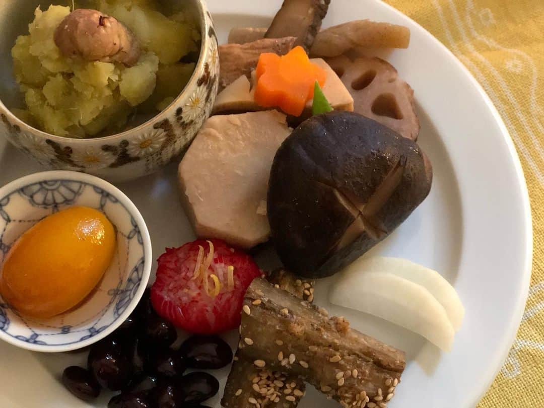 日登美さんのインスタグラム写真 - (日登美Instagram)「Osechi 2024.  Japanese tradition for new year.  お節作ってて思ったのだけど、 日本食って、あらゆる部分で手間を楽しむ 文化なのかもしれないですよね。 時間をかける楽しみ。手間をかける喜び。  そうなると、暮らしのあらゆる部分で ゆとりがあるのが日本文化を楽しむ 大前提なんだろうなぁ。  などと思った今年の元旦。  #cooking #japanesefood #model #berlin #newyear  #オーガニック #料理」1月2日 7時04分 - hitomihigashi_b