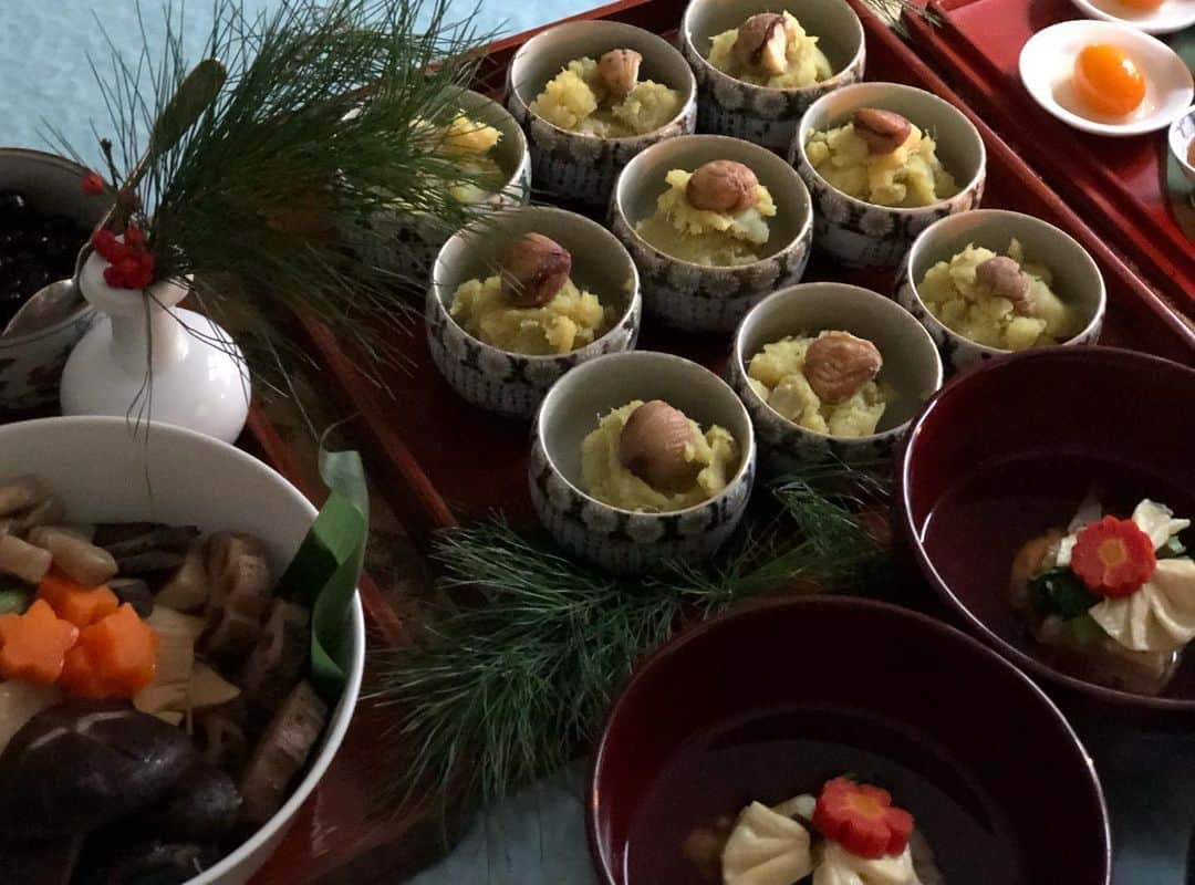 日登美さんのインスタグラム写真 - (日登美Instagram)「Osechi 2024.  Japanese tradition for new year.  お節作ってて思ったのだけど、 日本食って、あらゆる部分で手間を楽しむ 文化なのかもしれないですよね。 時間をかける楽しみ。手間をかける喜び。  そうなると、暮らしのあらゆる部分で ゆとりがあるのが日本文化を楽しむ 大前提なんだろうなぁ。  などと思った今年の元旦。  #cooking #japanesefood #model #berlin #newyear  #オーガニック #料理」1月2日 7時04分 - hitomihigashi_b