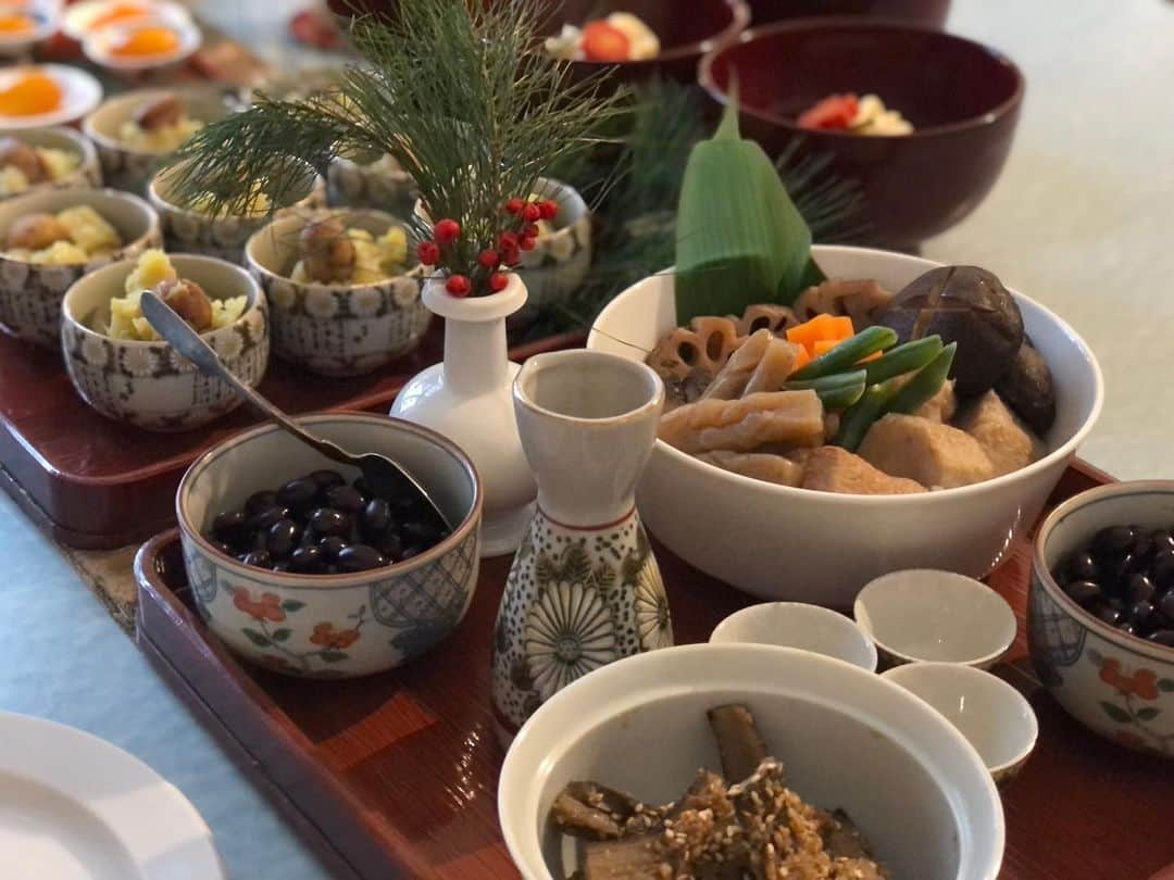 日登美さんのインスタグラム写真 - (日登美Instagram)「Osechi 2024.  Japanese tradition for new year.  お節作ってて思ったのだけど、 日本食って、あらゆる部分で手間を楽しむ 文化なのかもしれないですよね。 時間をかける楽しみ。手間をかける喜び。  そうなると、暮らしのあらゆる部分で ゆとりがあるのが日本文化を楽しむ 大前提なんだろうなぁ。  などと思った今年の元旦。  #cooking #japanesefood #model #berlin #newyear  #オーガニック #料理」1月2日 7時04分 - hitomihigashi_b