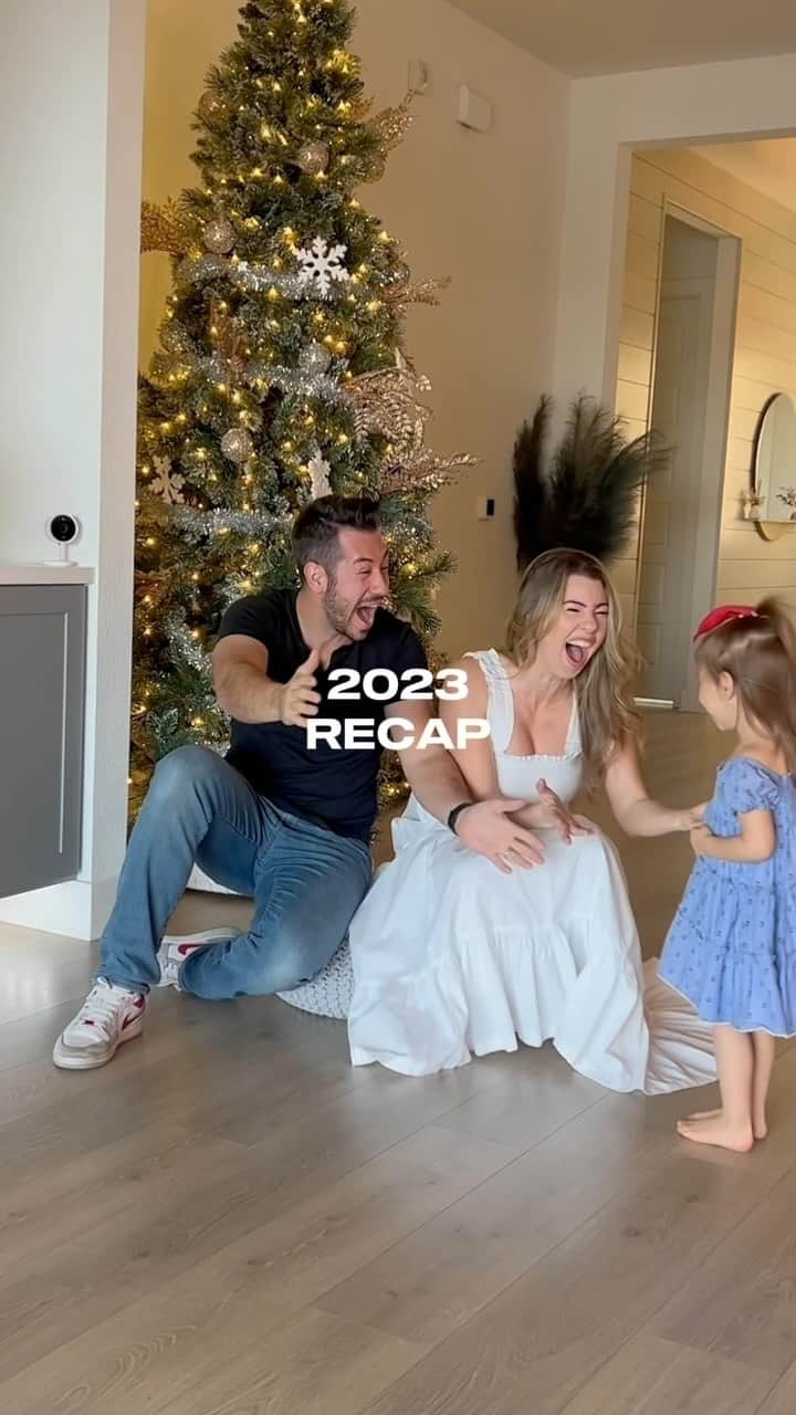 アンナ・ニコル・スミスのインスタグラム：「Our 2023 in a snapshot ❤️ many of you have been here since Luca and I were dating and lived in Italy. And many of you have seen us get engaged, married, go through IVF and eventually have our two beautiful children, move countries and then move states, you’ve watched us create (and you are a part of!) @fitbodyapp and @vitaluralabs… and some of you are newer and may have just recently found my page! To all of you I just want to say how much I appreciate you being here. I’ve always vowed to be as transparent on here as I would be with a real life friend, and with some major changes coming in 2024 that honesty and transparency isn’t going anywhere 🩷 grateful to have all of you on this wild ride with us!! #happynewyear #changeiscoming #2024」