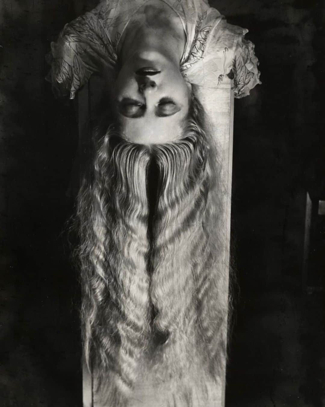 ローラ・ベイリーのインスタグラム：「Man Ray  Woman with long hair  1930」