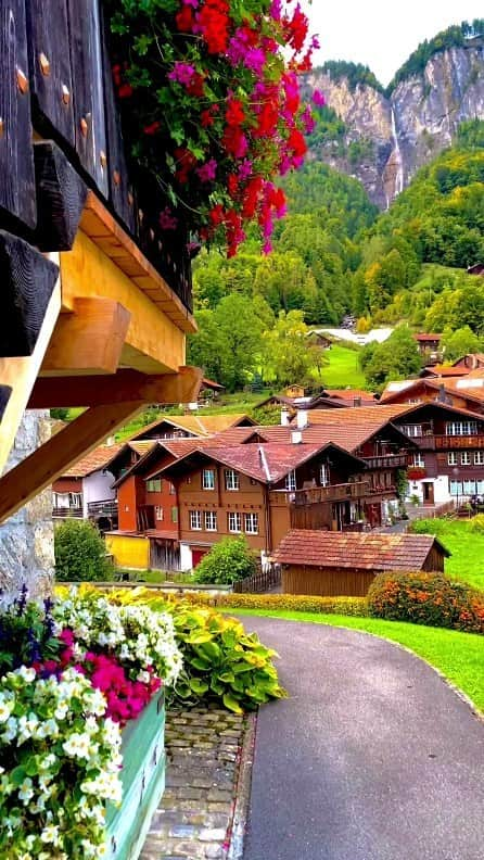 Padgramのインスタグラム：「🇨🇭BRIENZ VILLAGE🇨🇭  Credits to 🎥 @syifa_in_switzerland  #pgdaily #pgstar#pgcounty #planetgo#planet #planetearth #amazing #awesome #nature  #brienz #brienzersee #lakebrienz #beautifulswitzerland #bestofswitzerland #switzerland」