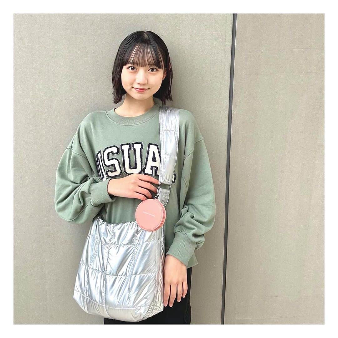 近藤結良さんのインスタグラム写真 - (近藤結良Instagram)「🧳 🤍 大きめサイズのバックだからたくさん物が入るの👍 ゆらは荷物多め系の人だからすごく使いやすい!! 小さいポーチも付けられるから簡単な身だしなみグッズ入れたり､お菓子を入れてみたり…使い方たくさん♡ * * 中身は全体的にシンプルめになってるよ~ バックからちらっと見えたときに可愛いレピピのアイテムたくさん!!バックが大きいからこそポーチは2つくらいあると便利だよ🤓  個人的にカウ柄のお財布めっちゃ好き🫶🏻 これもレピピなの!!バックの中身を大人っぽく引き立たせてくれるんだよ🤍  * * NEXT➡ YUZUお楽しみに!! * * #PR #レピピアルマリオ #レピピリレー #ニコラ #nicola #ニコモ #ニコラ1_2月合併号発売中 #近藤結良 #ゆらふぉとぐらむ」1月2日 17時19分 - yura_kondo.official