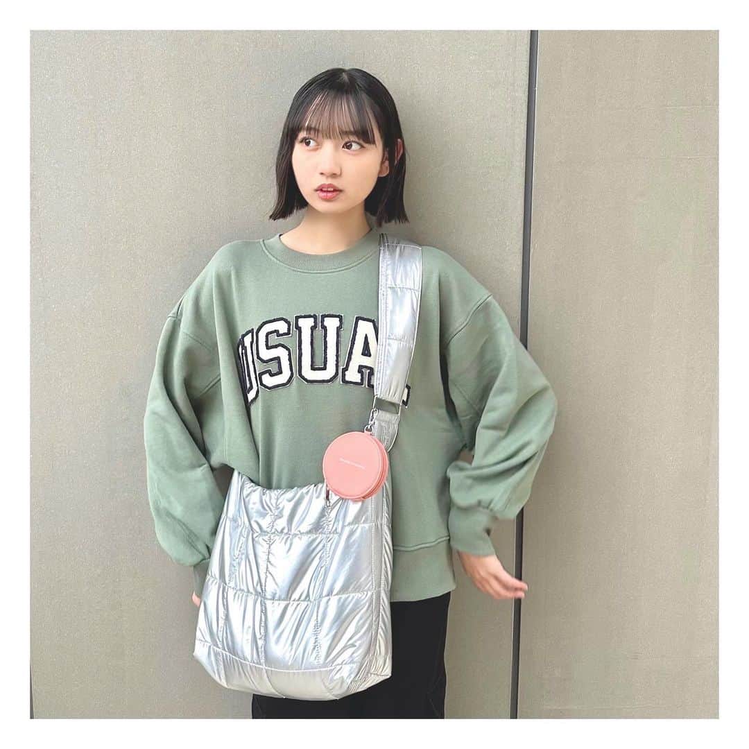 近藤結良さんのインスタグラム写真 - (近藤結良Instagram)「🧳 🤍 大きめサイズのバックだからたくさん物が入るの👍 ゆらは荷物多め系の人だからすごく使いやすい!! 小さいポーチも付けられるから簡単な身だしなみグッズ入れたり､お菓子を入れてみたり…使い方たくさん♡ * * 中身は全体的にシンプルめになってるよ~ バックからちらっと見えたときに可愛いレピピのアイテムたくさん!!バックが大きいからこそポーチは2つくらいあると便利だよ🤓  個人的にカウ柄のお財布めっちゃ好き🫶🏻 これもレピピなの!!バックの中身を大人っぽく引き立たせてくれるんだよ🤍  * * NEXT➡ YUZUお楽しみに!! * * #PR #レピピアルマリオ #レピピリレー #ニコラ #nicola #ニコモ #ニコラ1_2月合併号発売中 #近藤結良 #ゆらふぉとぐらむ」1月2日 17時19分 - yura_kondo.official